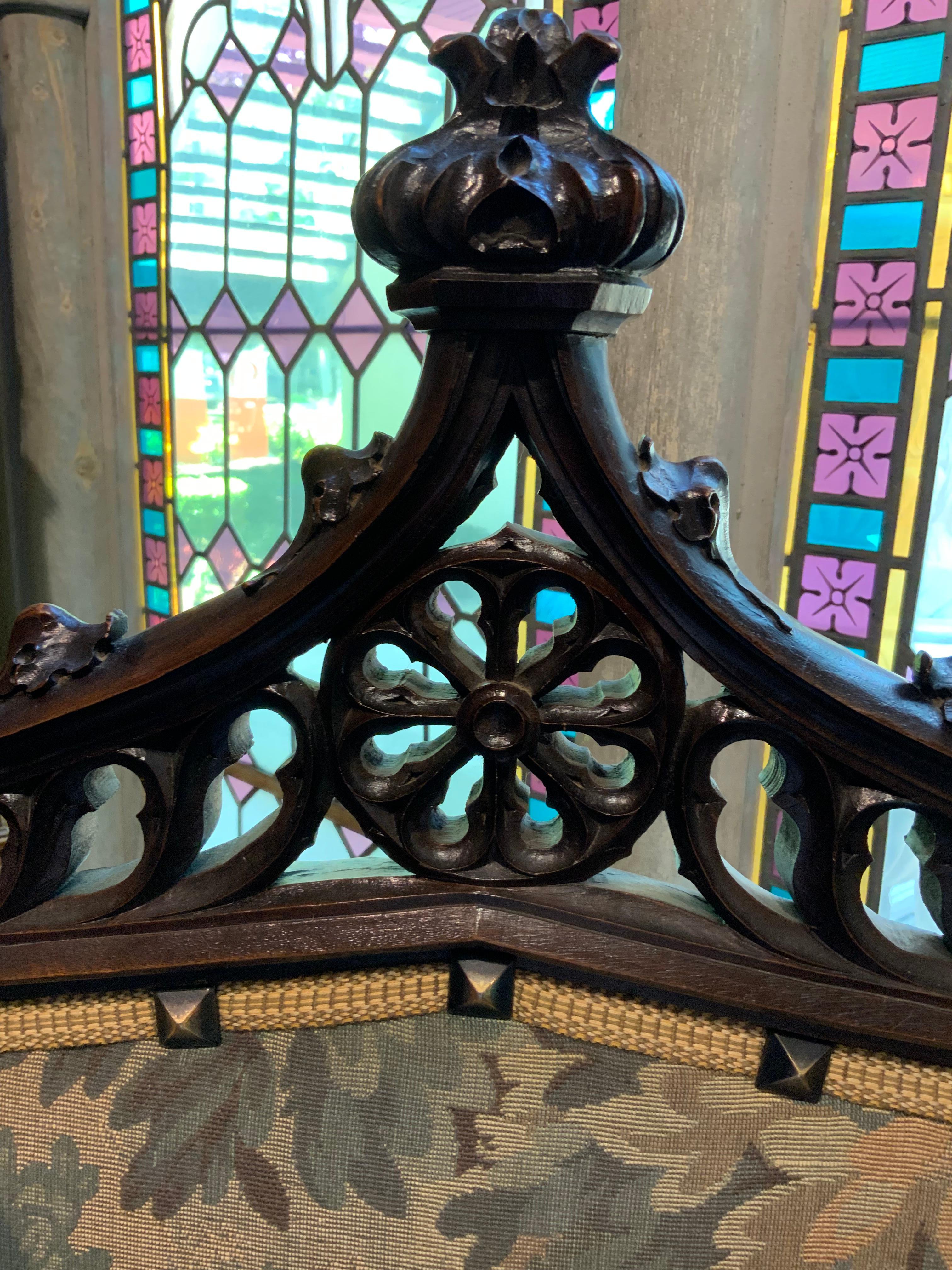 Sculpté à la main Chaise ancienne à haut dossier sculptée de style gothique français en vente