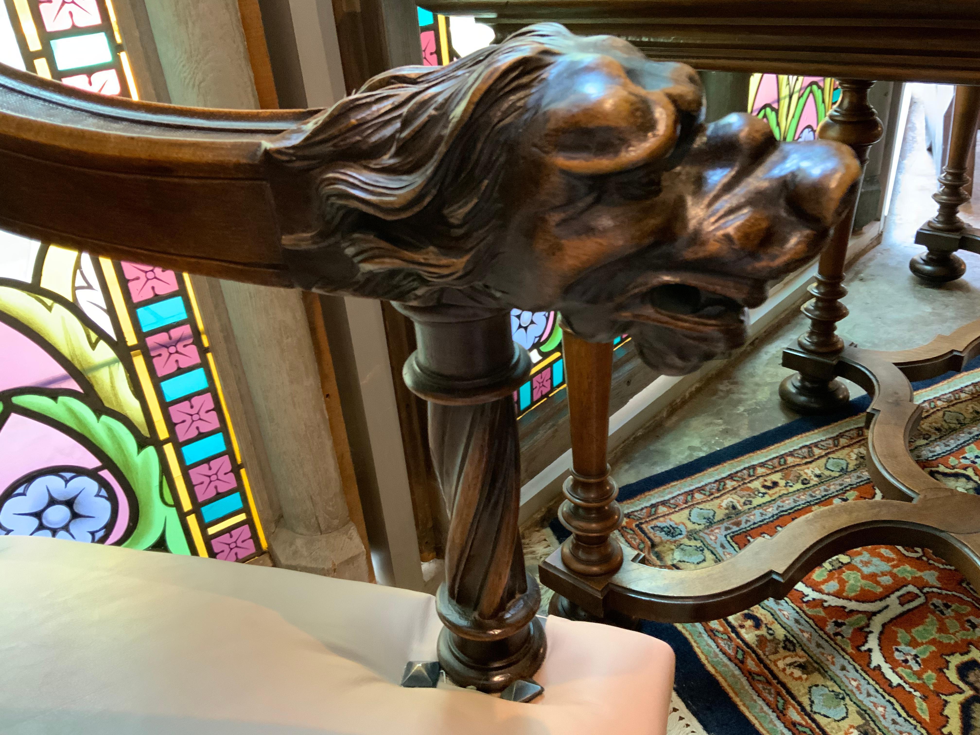 Chaise ancienne à haut dossier sculptée de style gothique français Bon état - En vente à Houston, TX