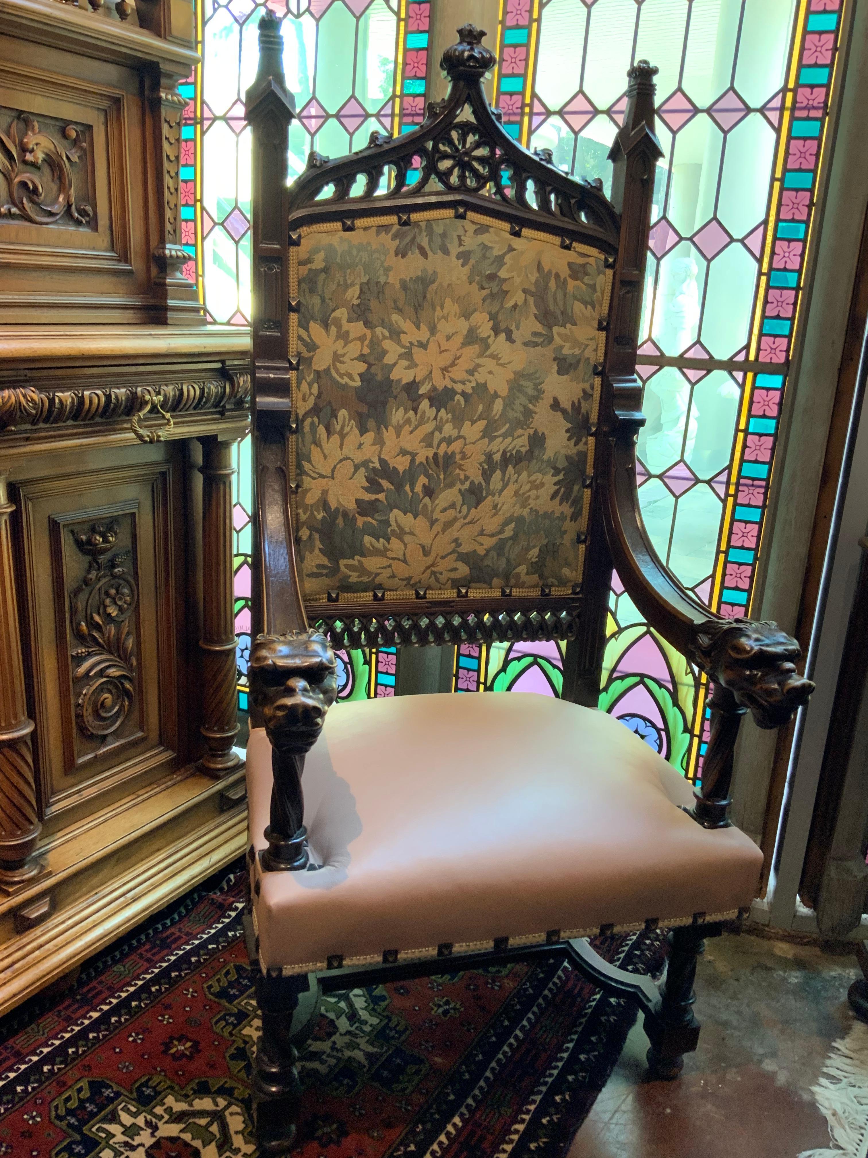 XIXe siècle Chaise ancienne à haut dossier sculptée de style gothique français en vente