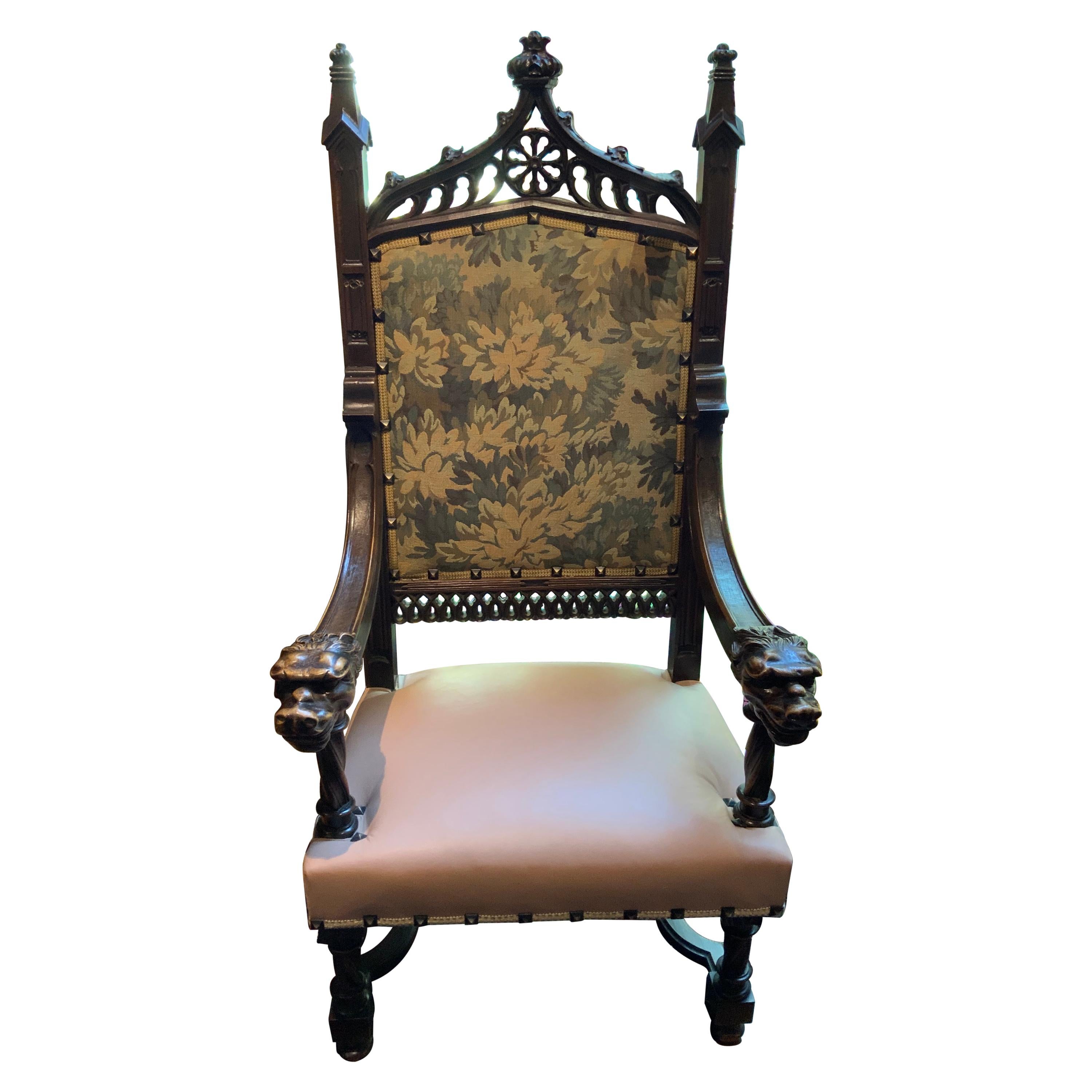 Chaise ancienne à haut dossier sculptée de style gothique français en vente