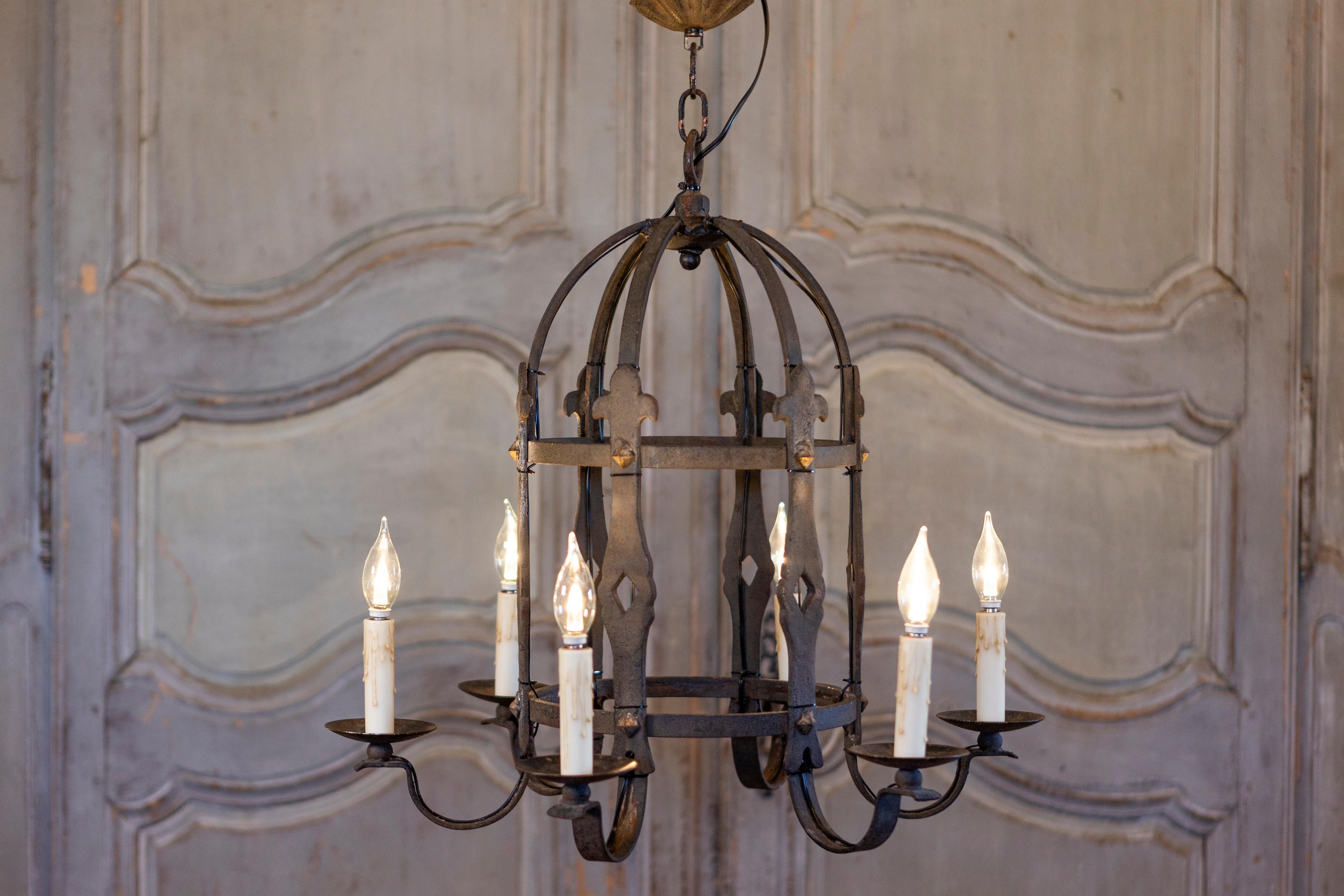 Gothique Lustre à six lumières de style gothique français en forme de cage en fer forgé, USA câblé en vente