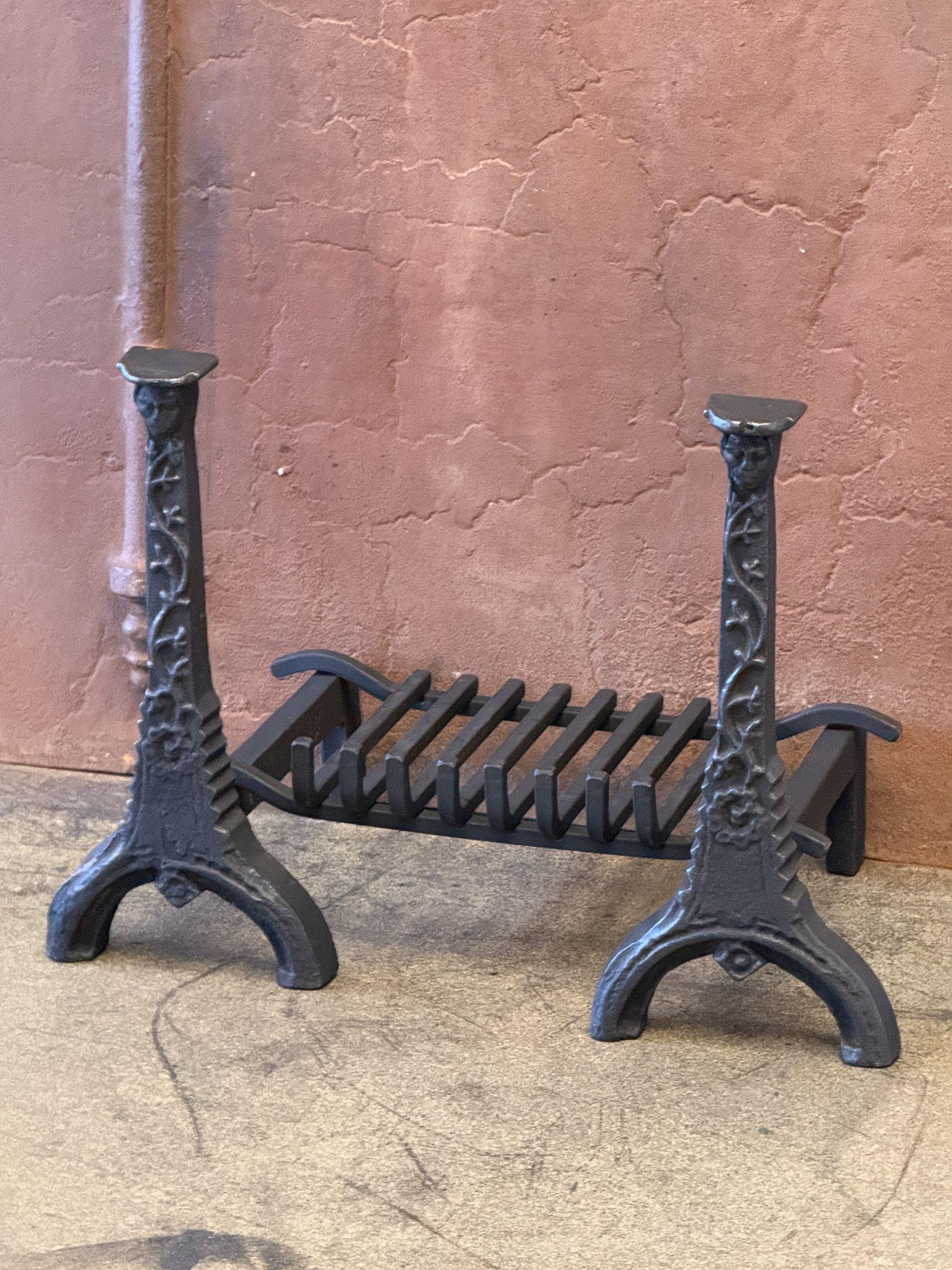 Cheminée de style gothique français du 20e siècle - brasero en fer forgé et en fonte. Le panier est en bon état et fonctionne parfaitement. La largeur totale de l'avant de la grille du foyer est de 70,0 cm ou 27,6 pouces.