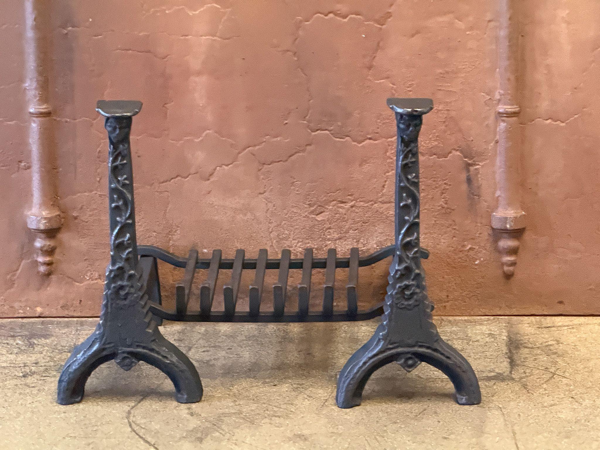 Gothique Grille de cheminée de style gothique français, grille de cheminée en vente