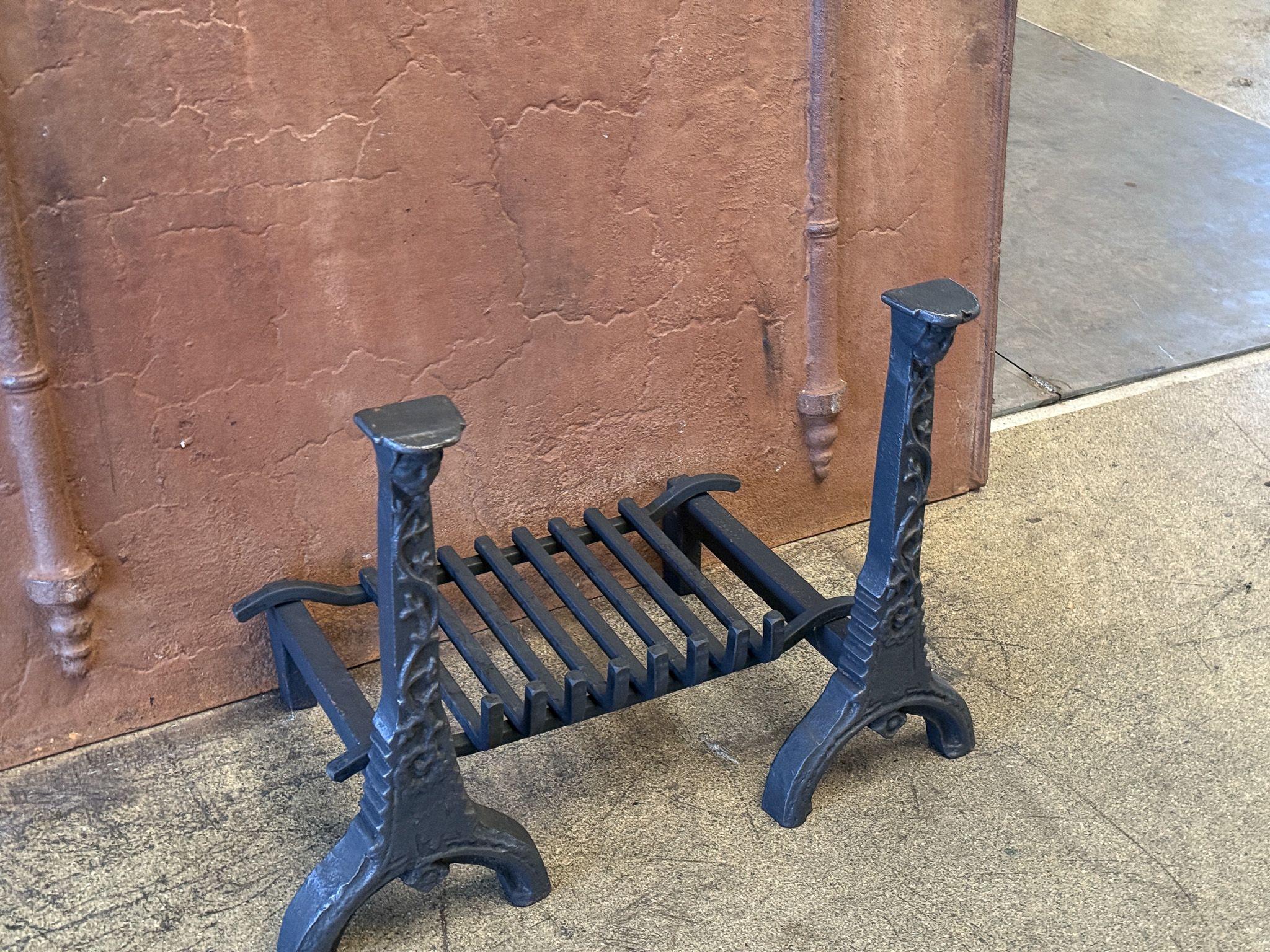 Français Grille de cheminée de style gothique français, grille de cheminée en vente