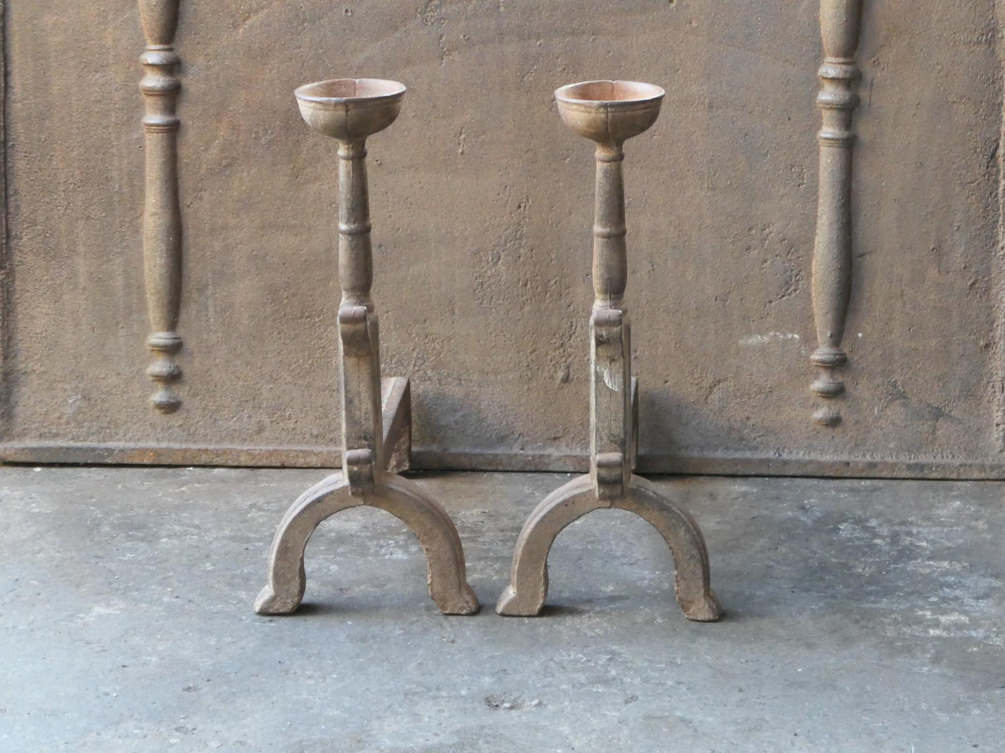 Französische Feuerböcke oder Andirons im gotischen Stil (Gegossen) im Angebot