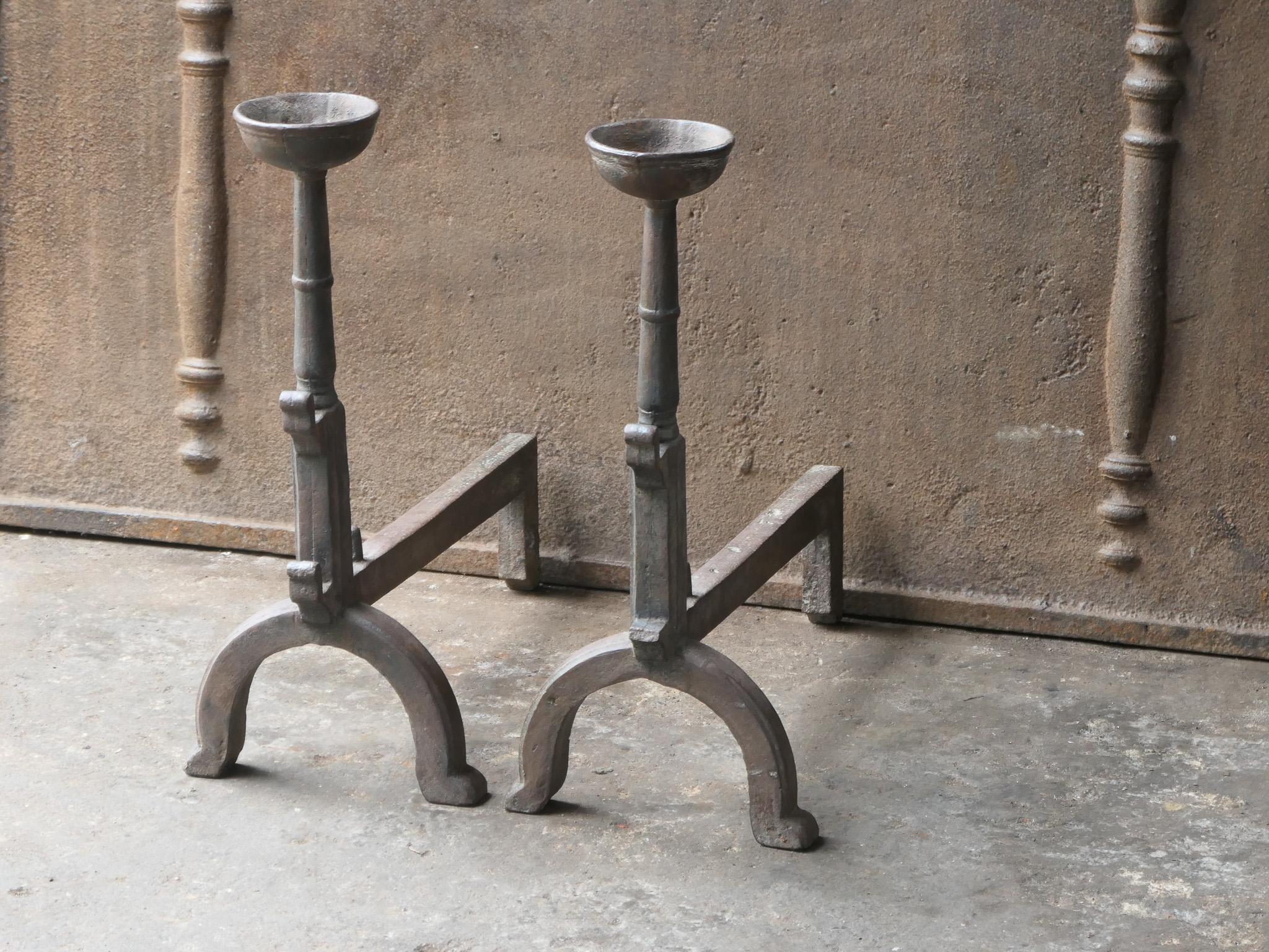 Französische Feuerböcke oder Andirons im gotischen Stil (Gegossen) im Angebot