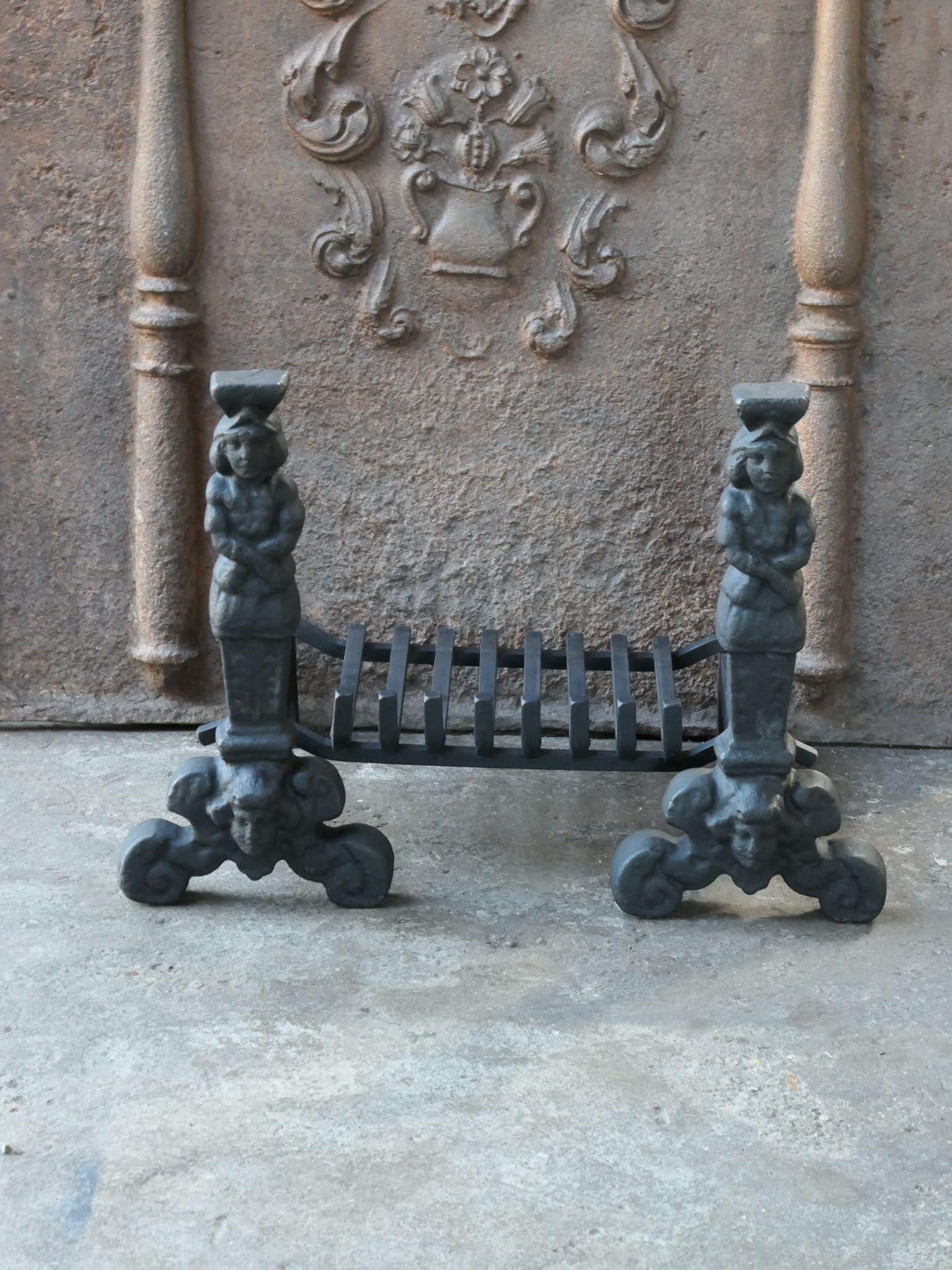 French Gothic Style Kaminrost oder Feuerkorb. Sowohl aus Gusseisen als auch aus Schmiedeeisen hergestellt. 