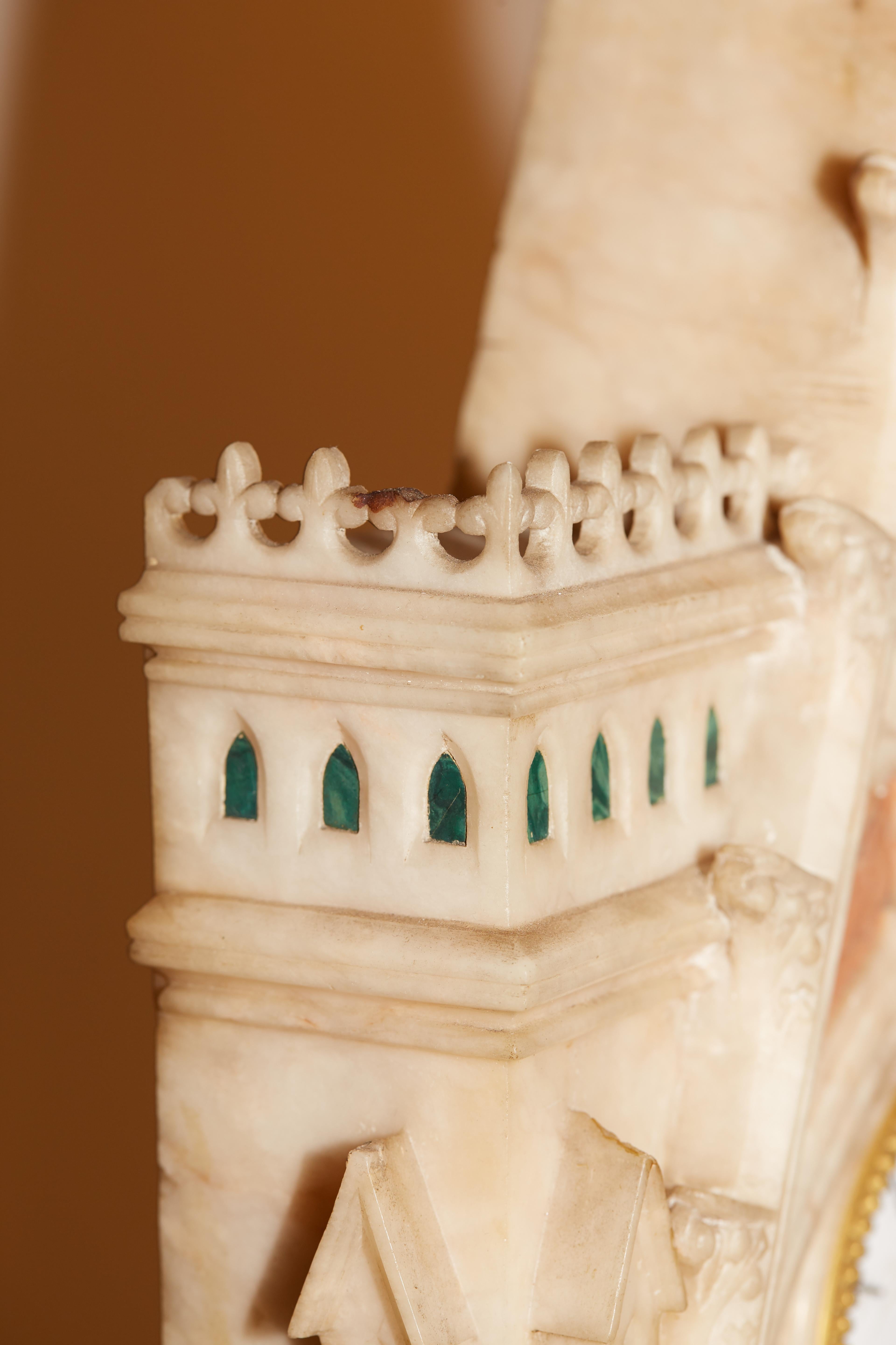 Kaminuhr mit Intarsien aus Marmor im gotischen Stil, signiert H. Azur à Paris im Angebot 2
