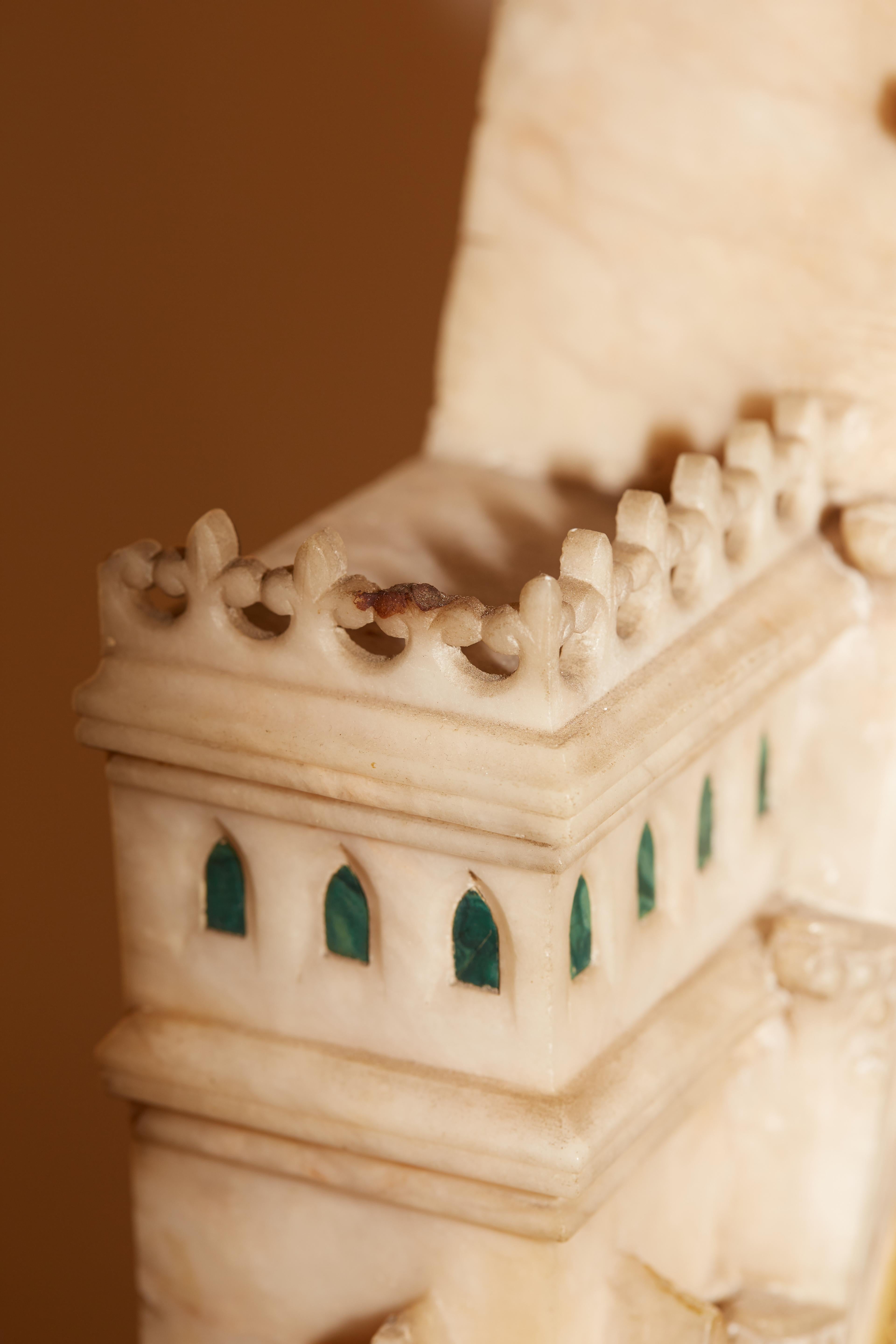 Kaminuhr mit Intarsien aus Marmor im gotischen Stil, signiert H. Azur à Paris im Angebot 3