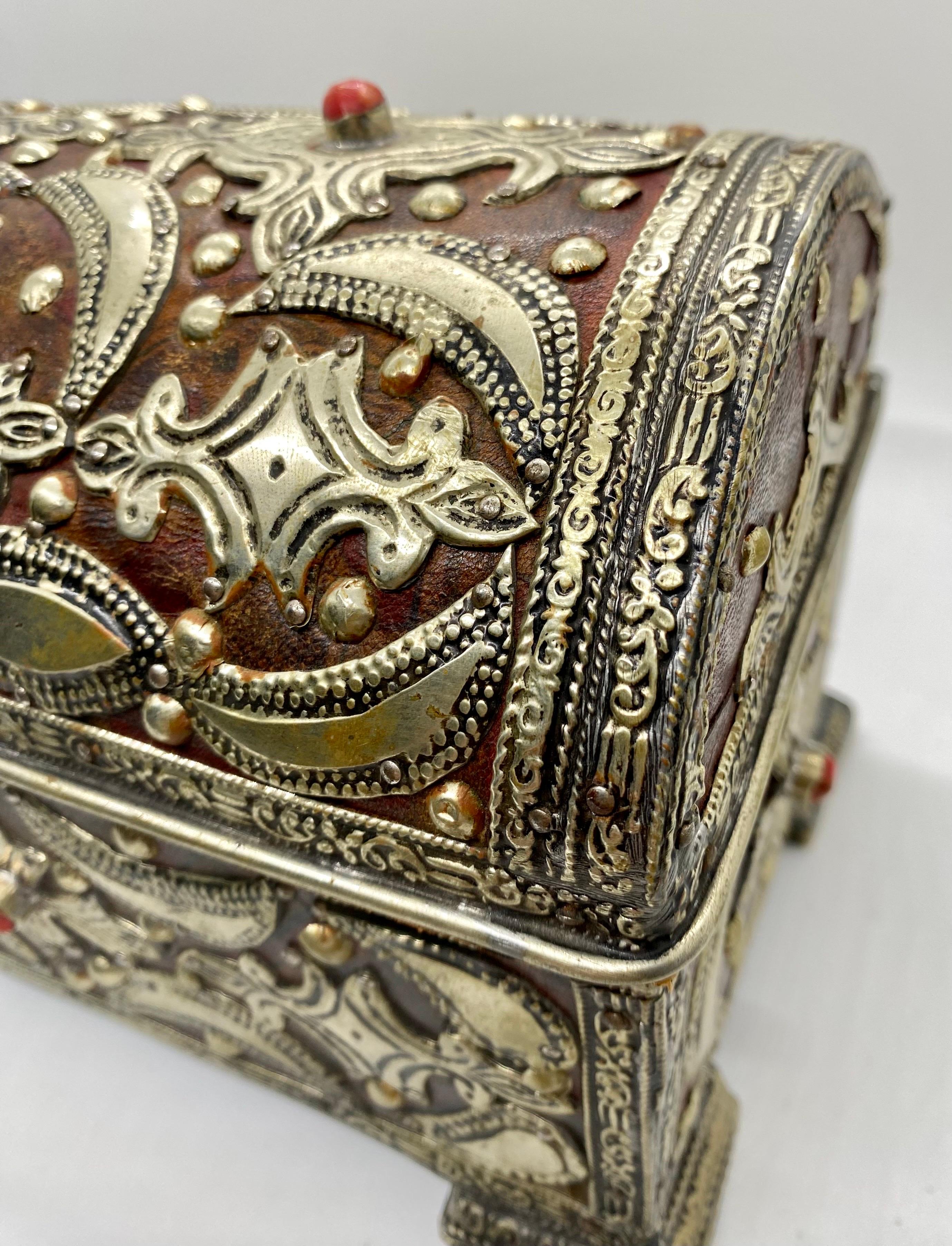 Boîte ou coffre à bijoux de style gothique français avec incrustation en bronze et cuir  en vente 4