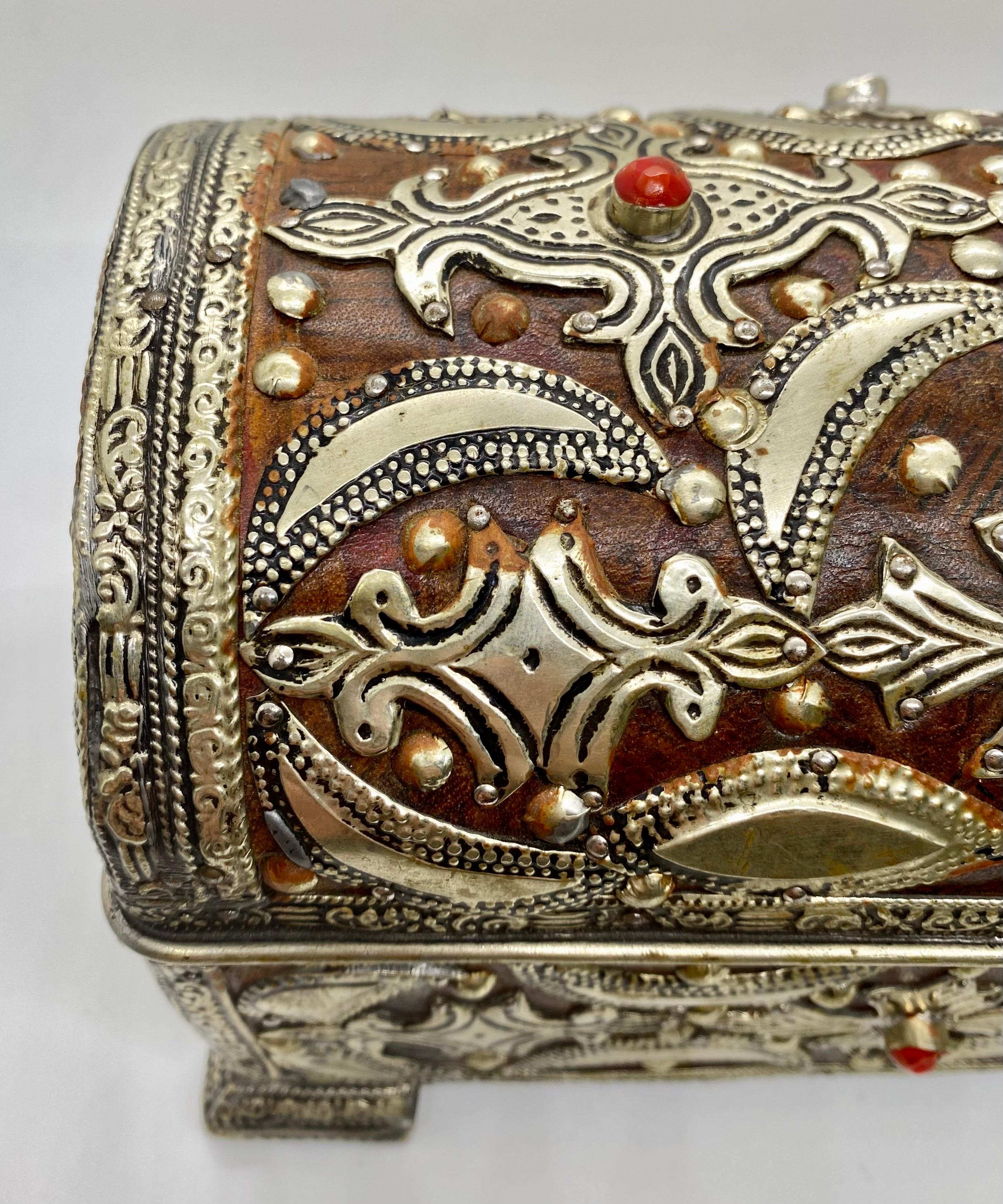 Boîte ou coffre à bijoux de style gothique français avec incrustation en bronze et cuir  en vente 5
