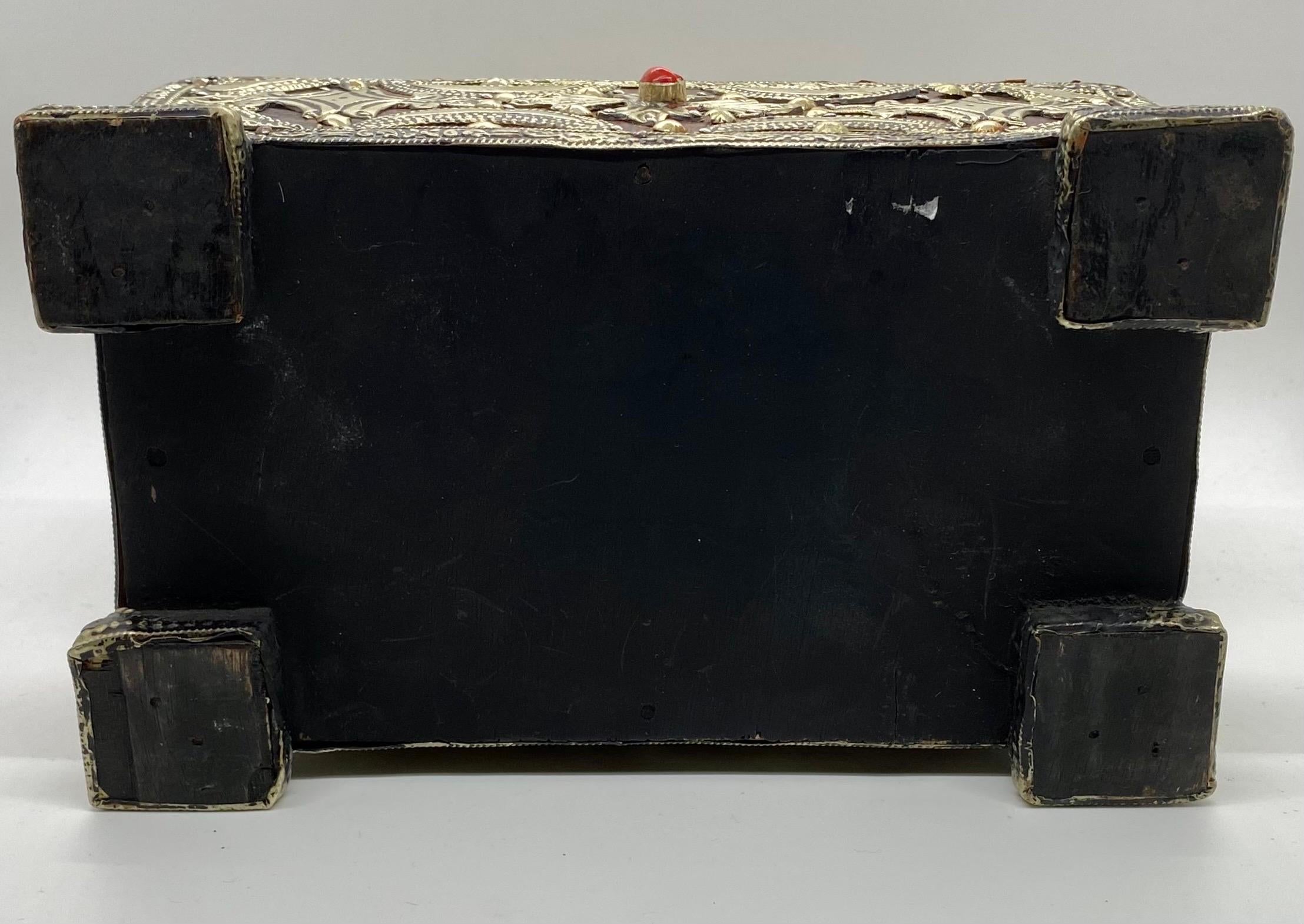 Boîte ou coffre à bijoux de style gothique français avec incrustation en bronze et cuir  en vente 6