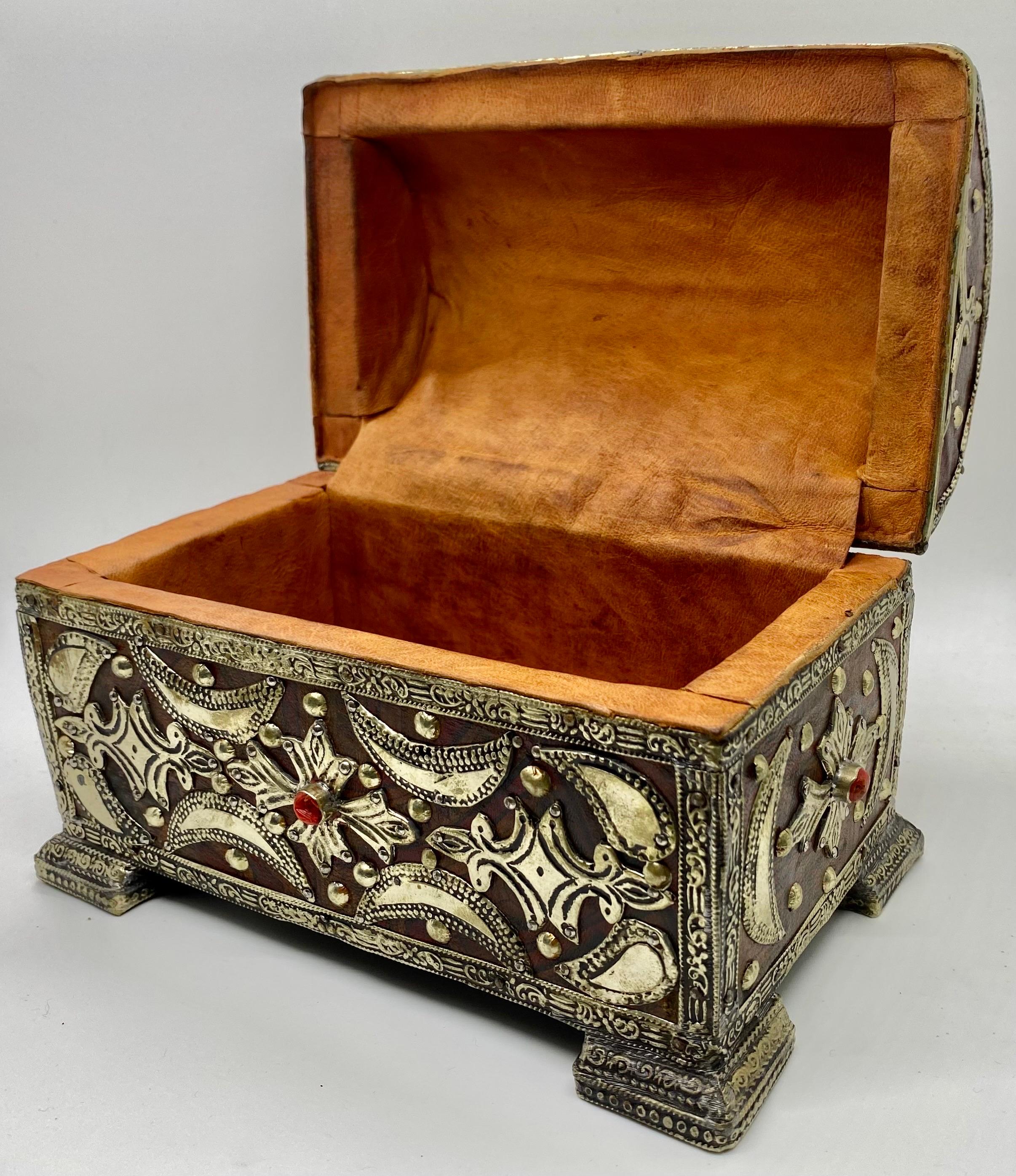 Gothique Boîte ou coffre à bijoux de style gothique français avec incrustation en bronze et cuir  en vente