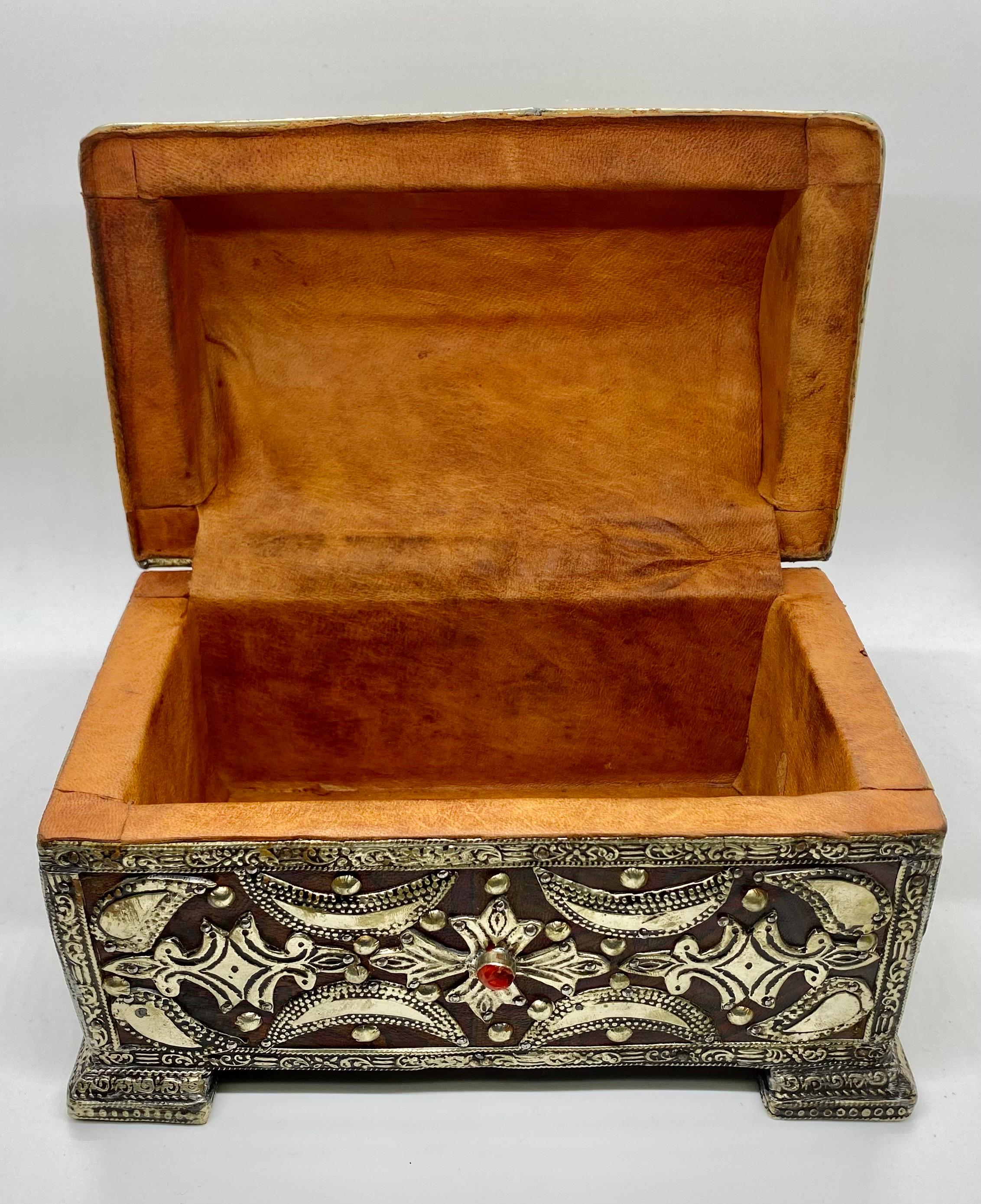Boîte ou coffre à bijoux de style gothique français avec incrustation en bronze et cuir  Bon état - En vente à Plainview, NY