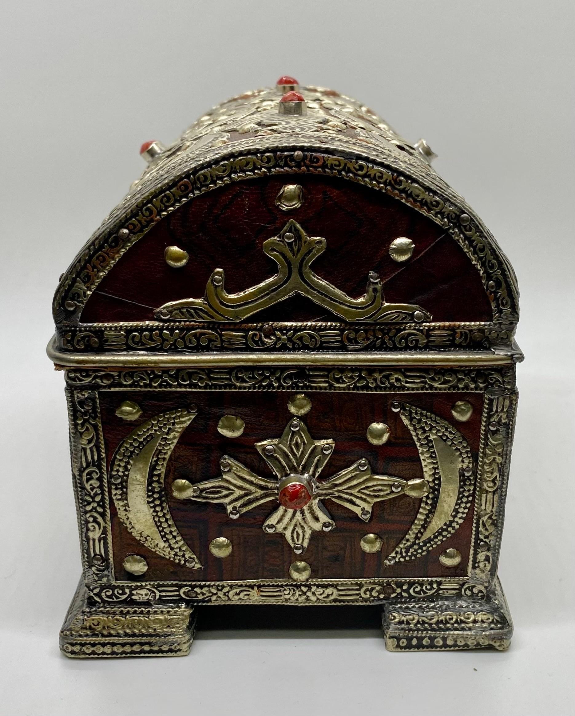 20ième siècle Boîte ou coffre à bijoux de style gothique français avec incrustation en bronze et cuir  en vente