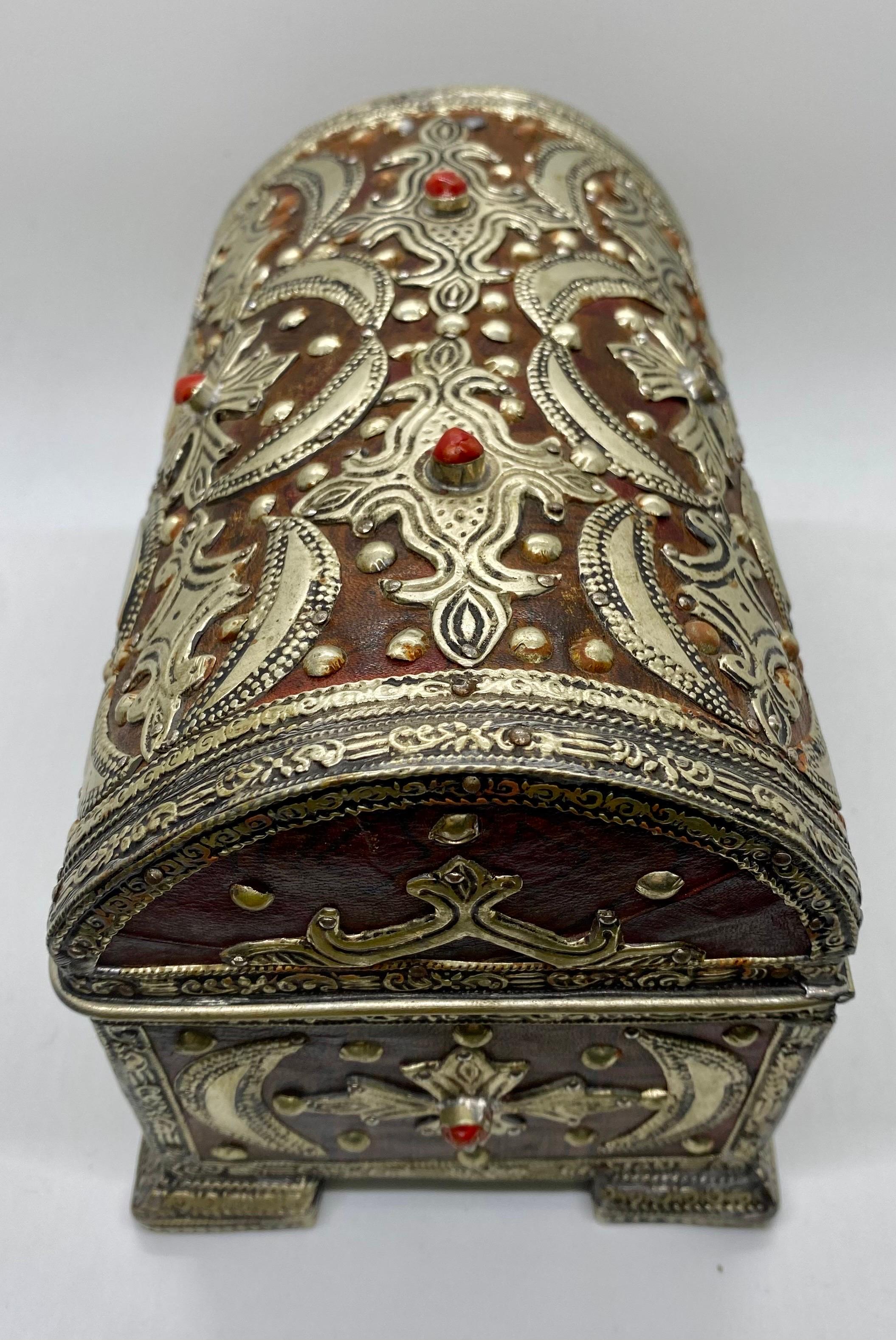 Bronze Boîte ou coffre à bijoux de style gothique français avec incrustation en bronze et cuir  en vente