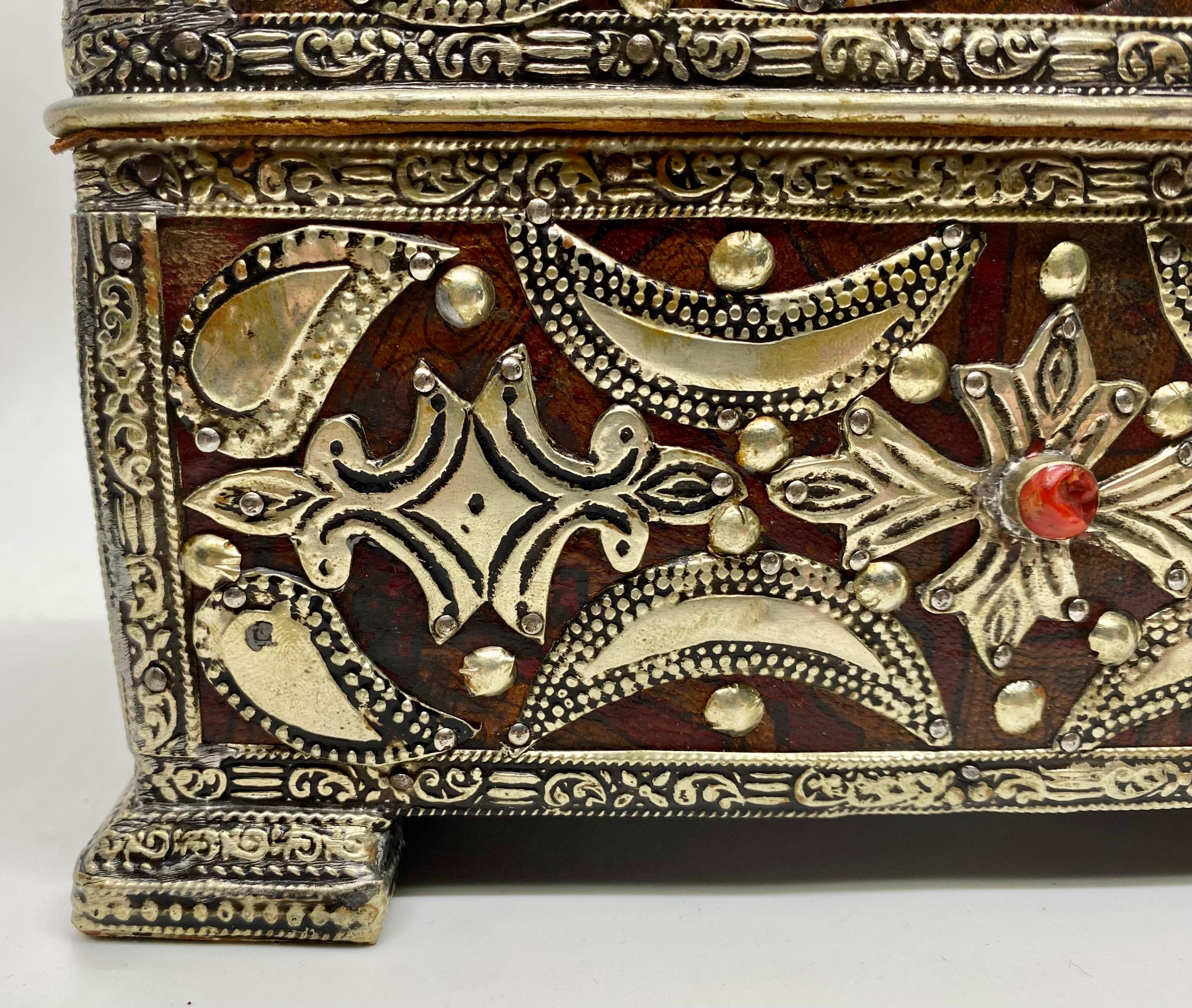 Boîte ou coffre à bijoux de style gothique français avec incrustation en bronze et cuir  en vente 3