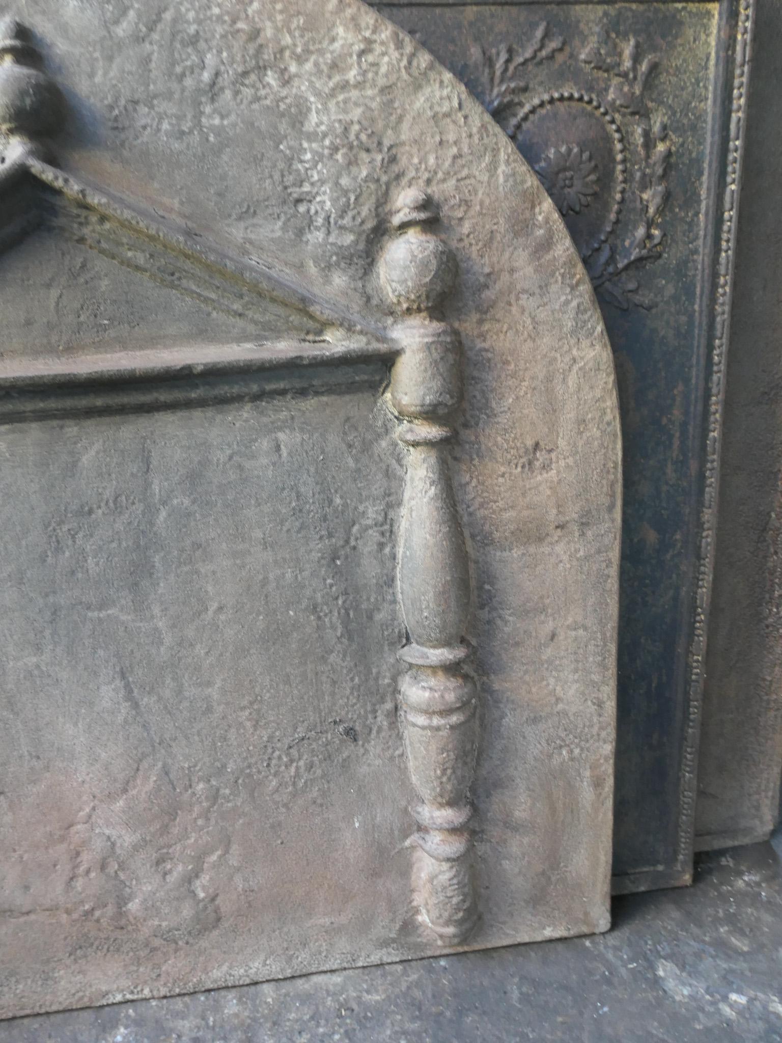 Plaque de cheminée / couverture de dos de style gothique français Pillars and Pediment en vente 2