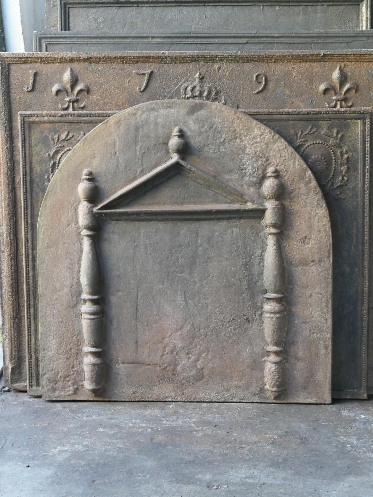 Caminetto in stile gotico francese del XX secolo con due colonne d'Ercole e un frontone.

Il pilastro si riferisce alla clava di Ercole, la sua arma preferita. Simboleggia il potere. Fin dall'antichità le 