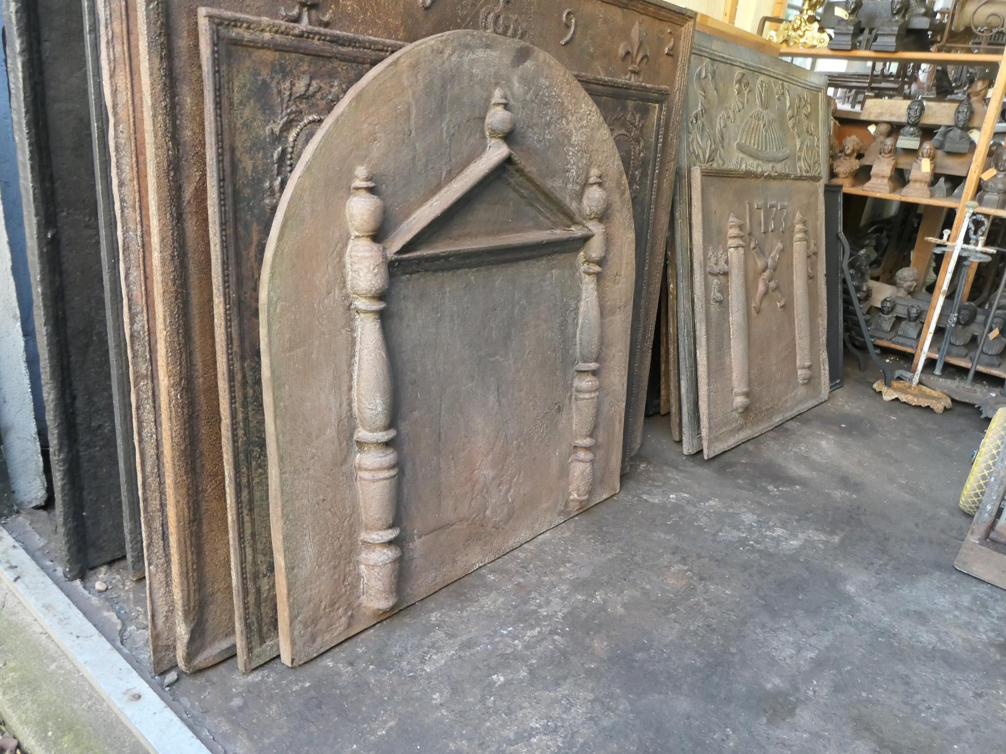 20ième siècle Plaque de cheminée / couverture de dos de style gothique français Pillars and Pediment en vente