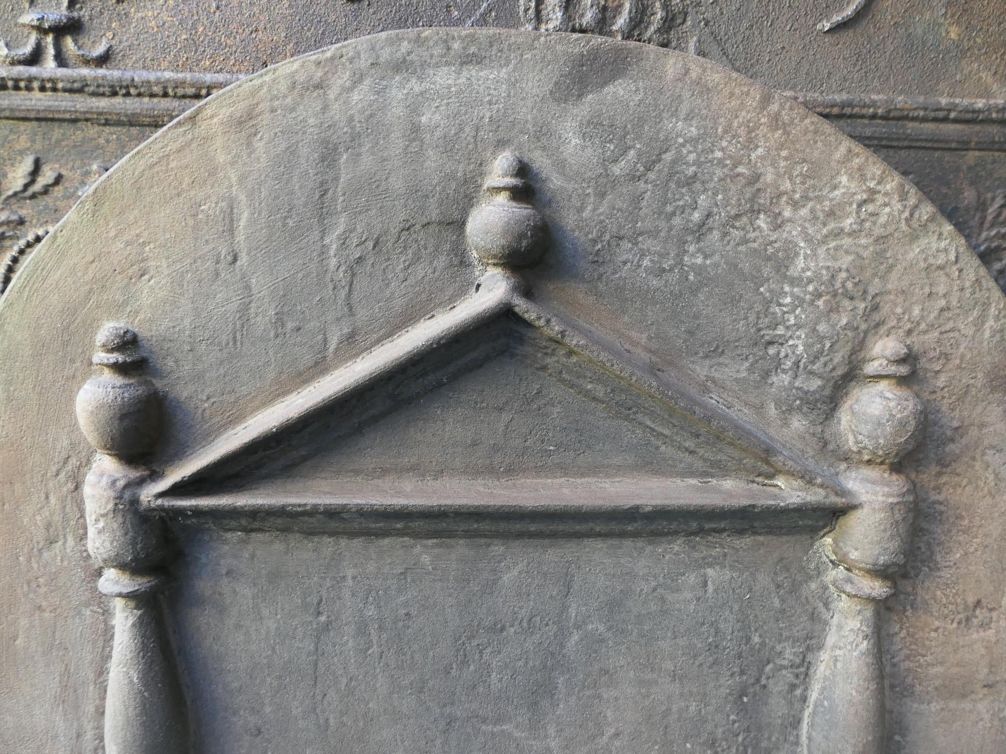 Parafuoco con colonne e frontoni in stile gotico francese in vendita 1
