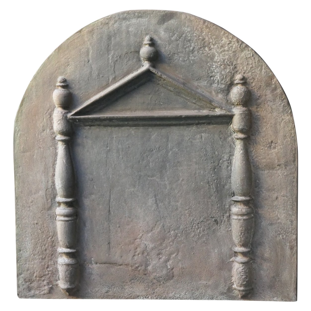 Parafuoco con colonne e frontoni in stile gotico francese