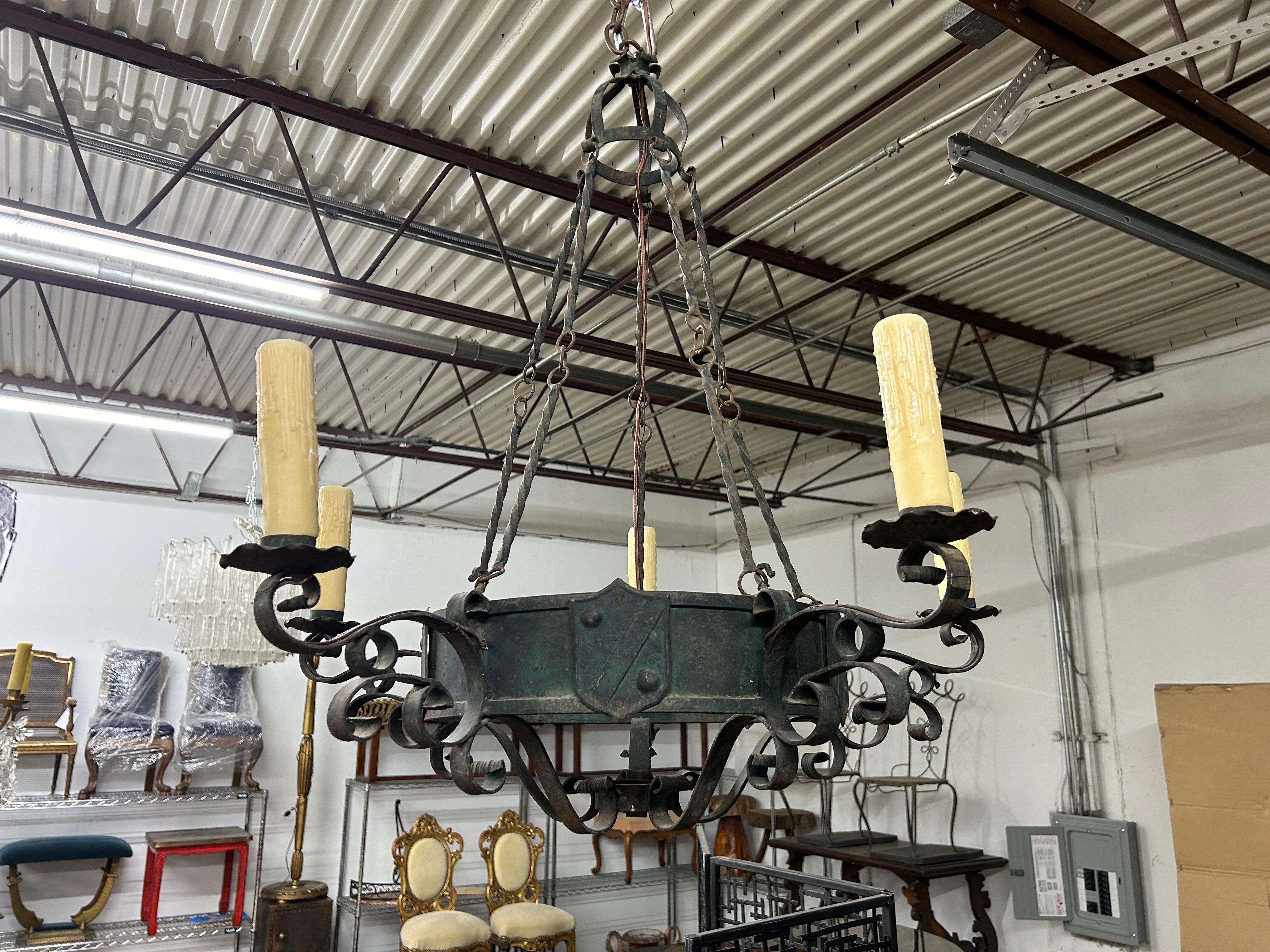 Lampadario in ferro battuto in stile gotico francese.
Questo bel lampadario French Country a 5 bracci in ferro battuto è stato cablato di recente con nuove prese di corrente e manicotti per candele in poli-cera per il mercato statunitense.
