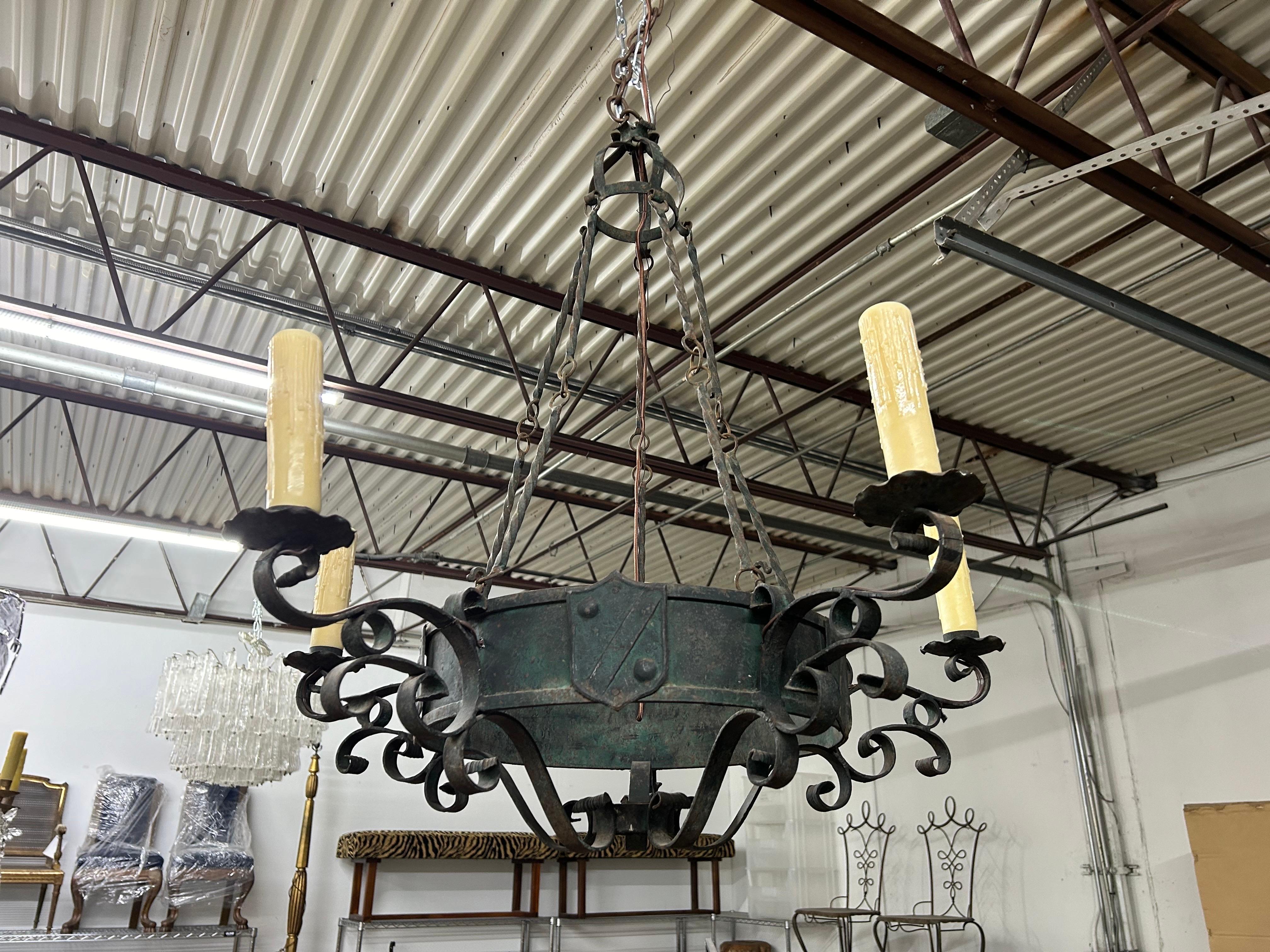 Gotico Lampadario in ferro battuto in stile gotico francese in vendita