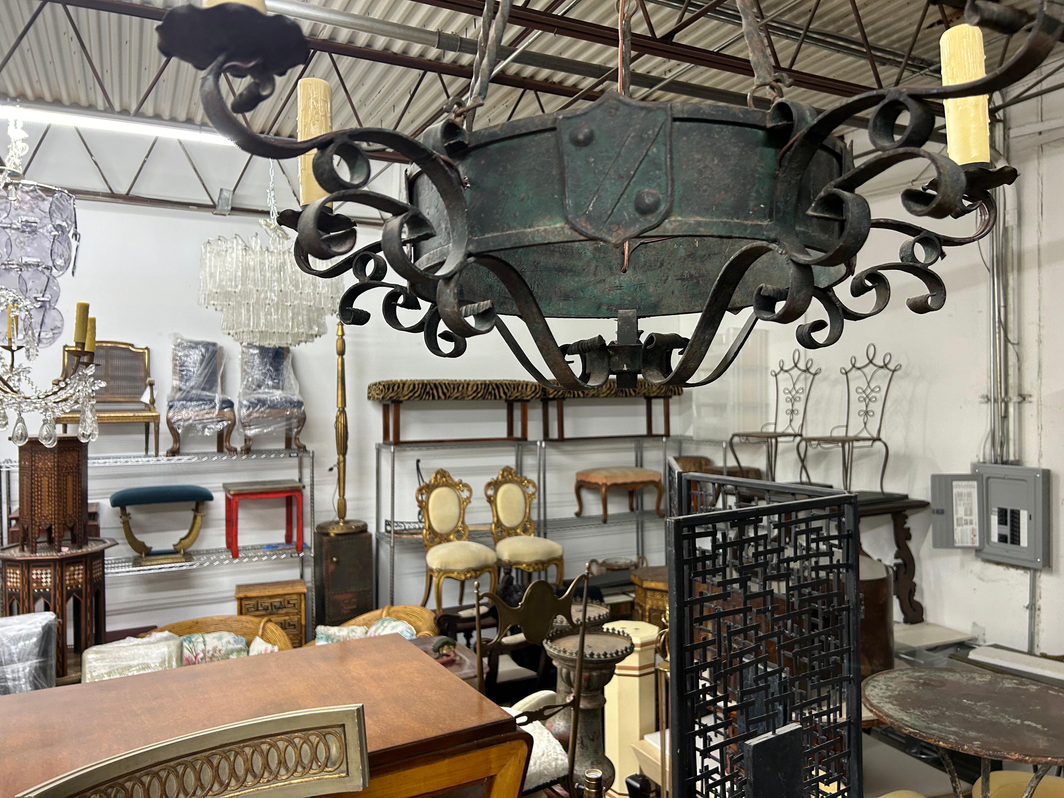 Lampadario in ferro battuto in stile gotico francese In condizioni buone in vendita a Houston, TX