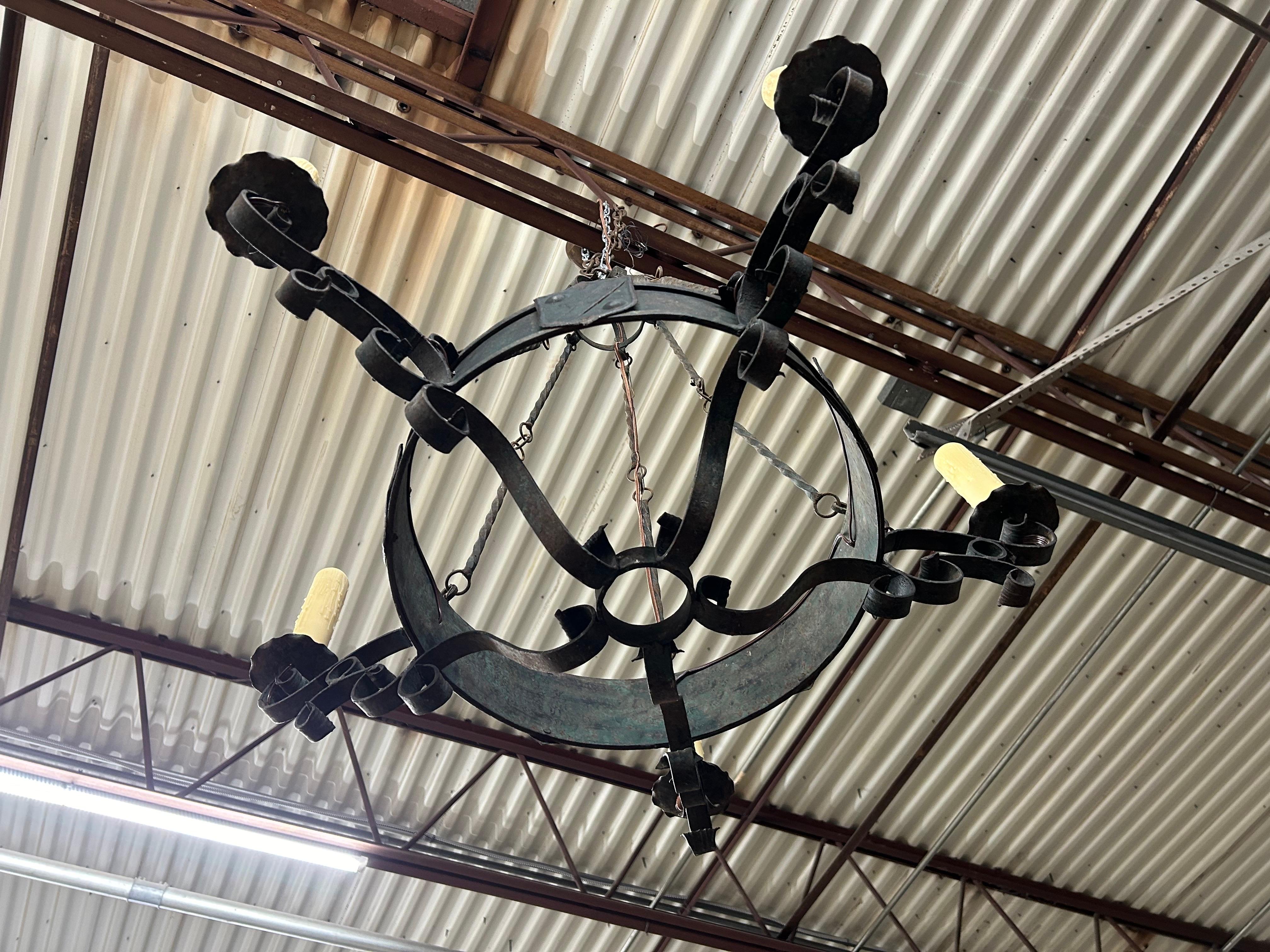 Ferro battuto Lampadario in ferro battuto in stile gotico francese in vendita