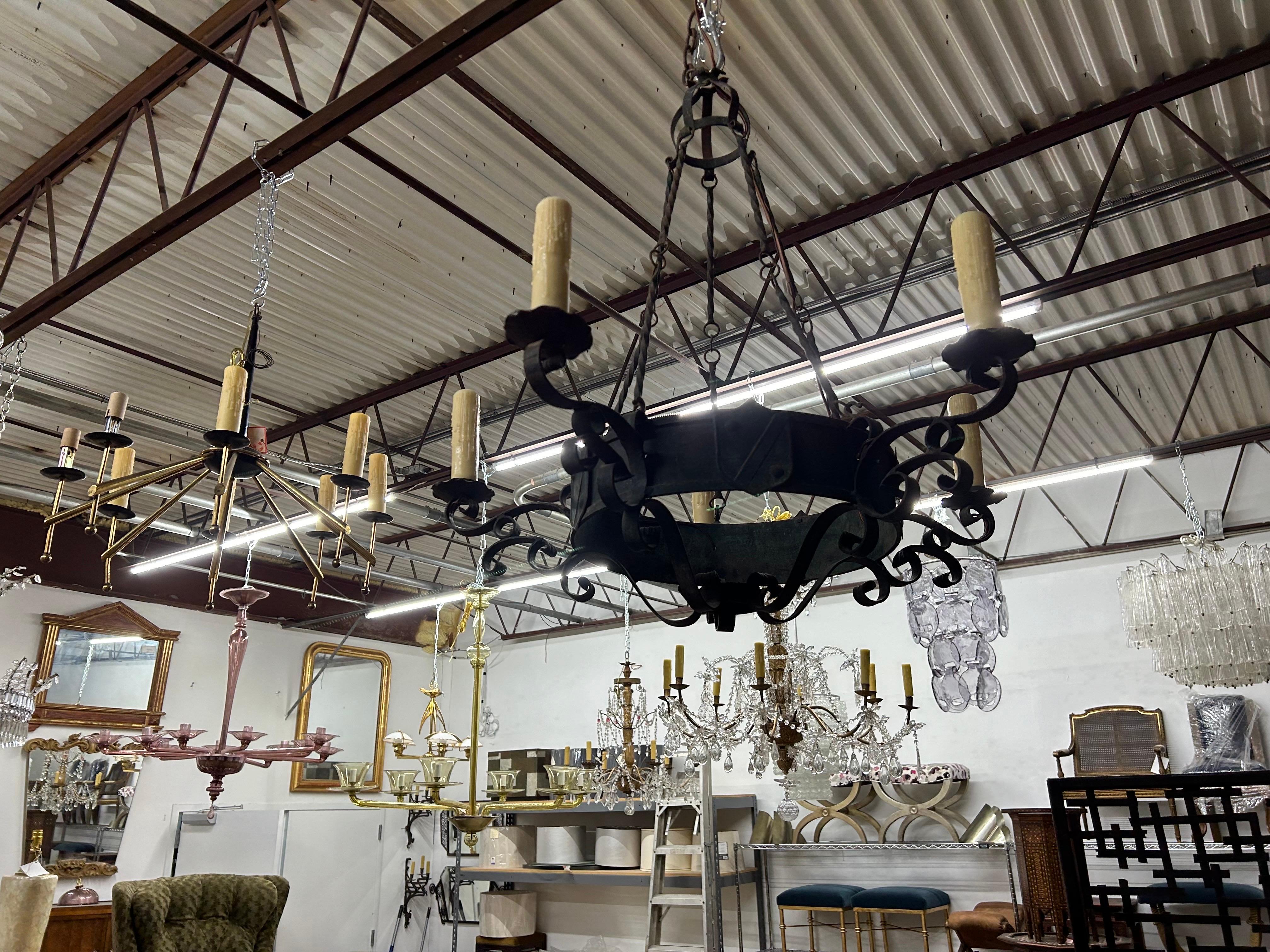 Lampadario in ferro battuto in stile gotico francese in vendita 1