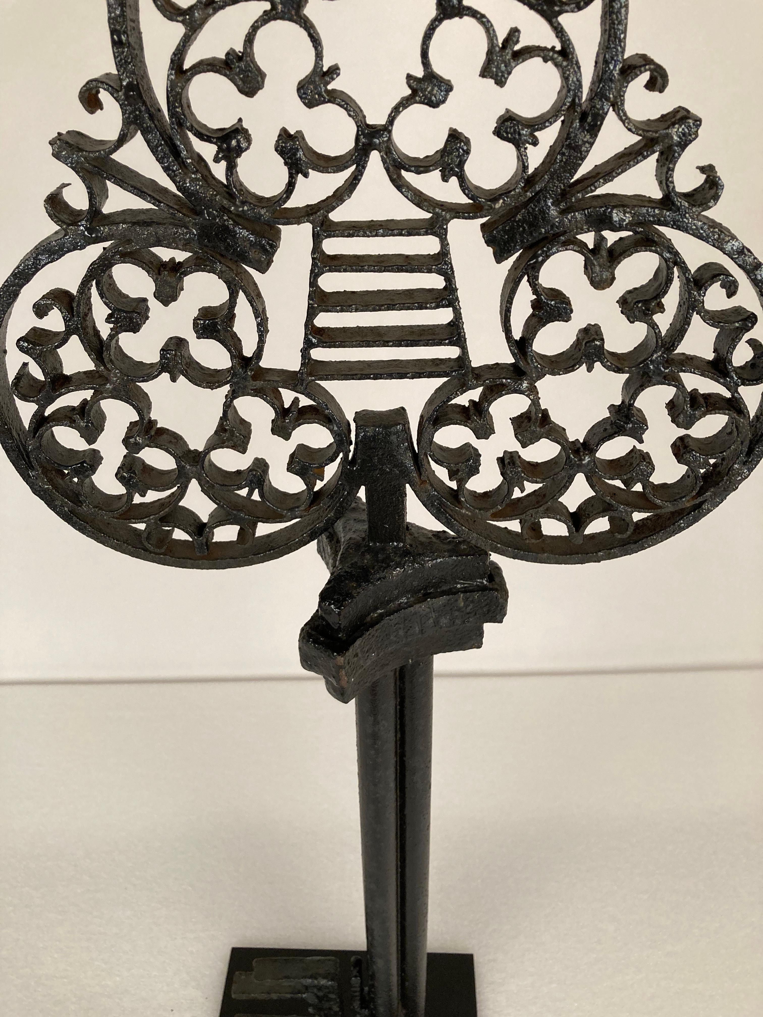 Panneau de serrure-porte-clés géant en fer forgé de style gothique français en vente 7
