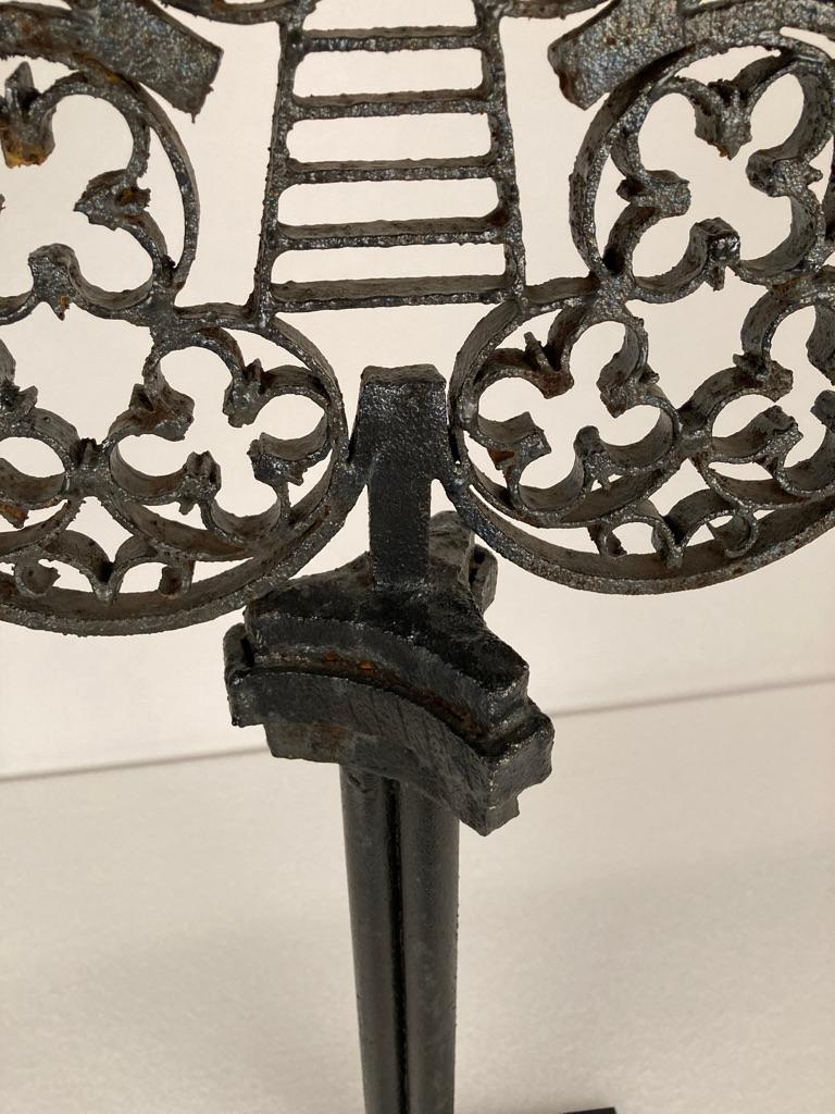 Français Panneau de serrure-porte-clés géant en fer forgé de style gothique français en vente