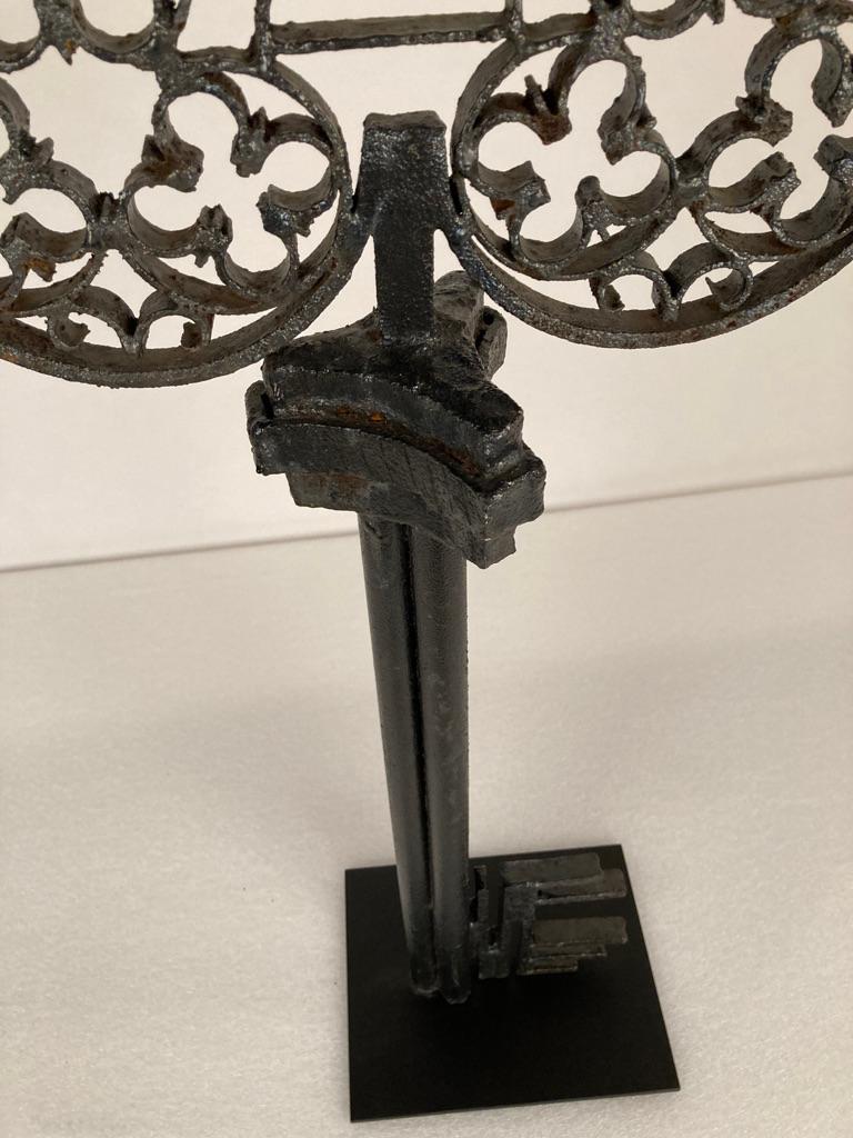 Peint Panneau de serrure-porte-clés géant en fer forgé de style gothique français en vente