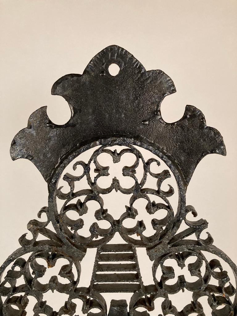 Panneau de serrure-porte-clés géant en fer forgé de style gothique français Bon état - En vente à Stamford, CT