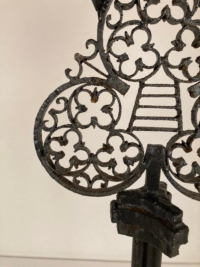 20ième siècle Panneau de serrure-porte-clés géant en fer forgé de style gothique français en vente