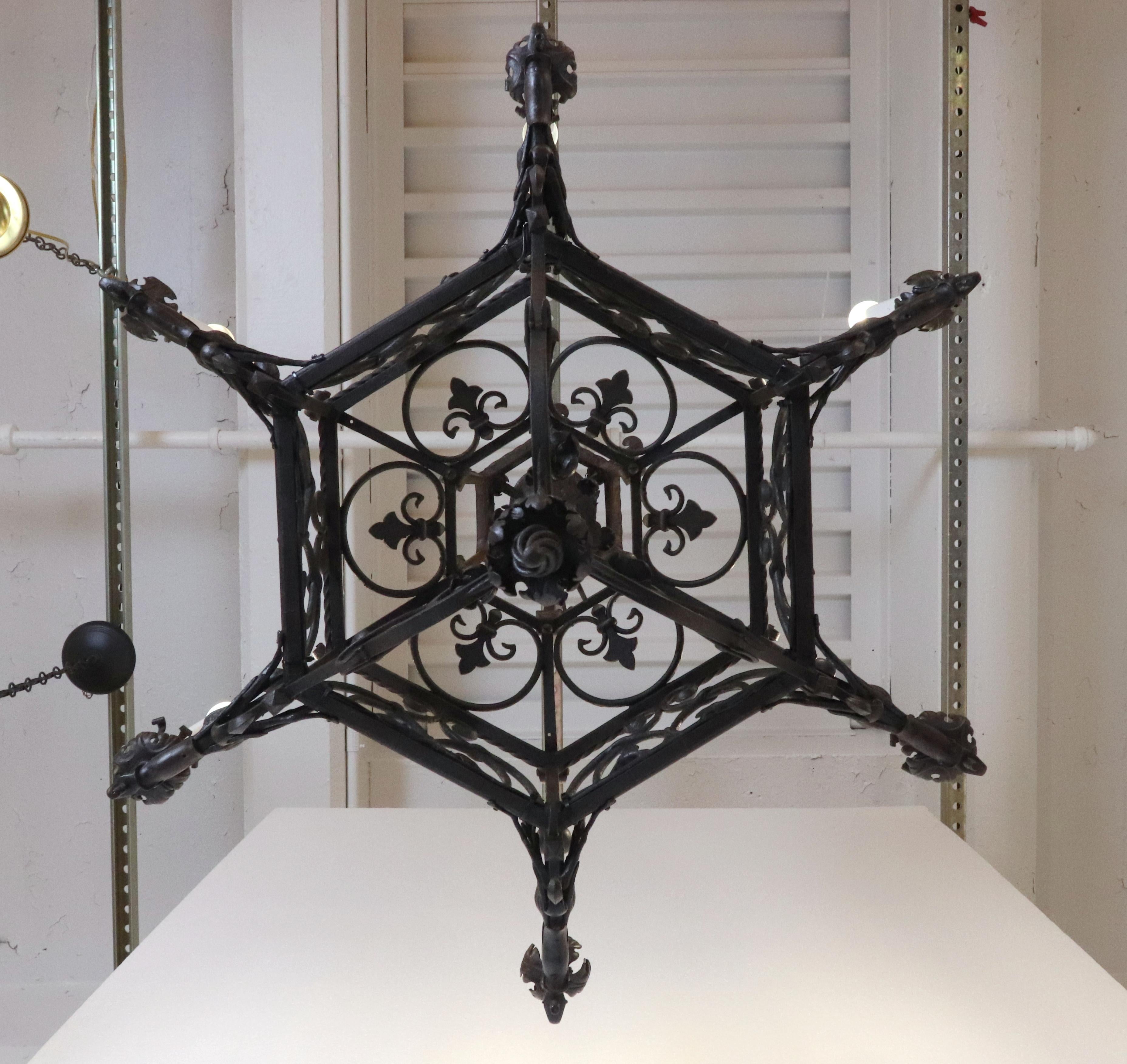Lampadario gotico francese a 6 bracci in ferro battuto in vendita 6
