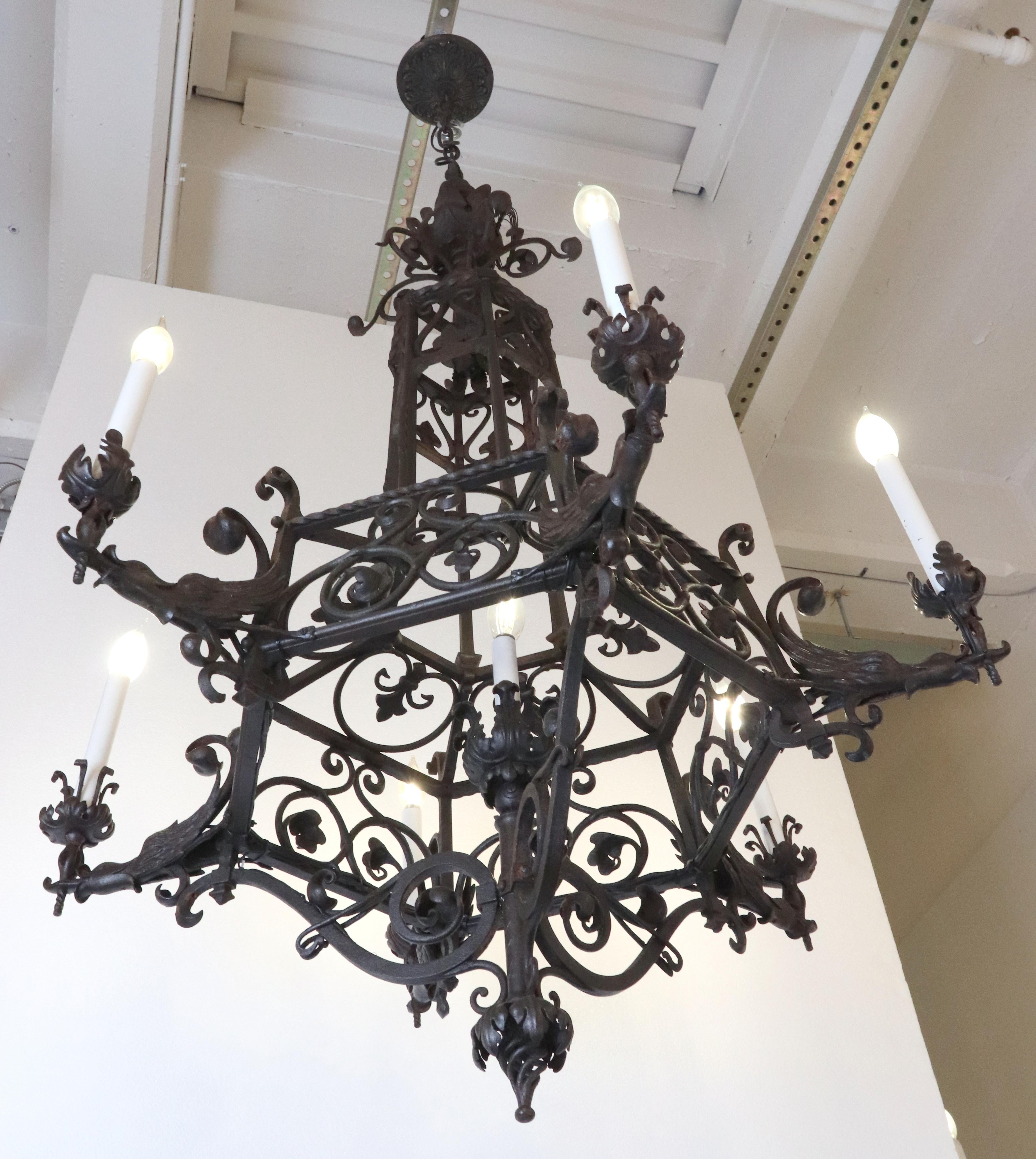 Lampadario gotico francese a 6 bracci in ferro battuto In condizioni buone in vendita a New York, NY
