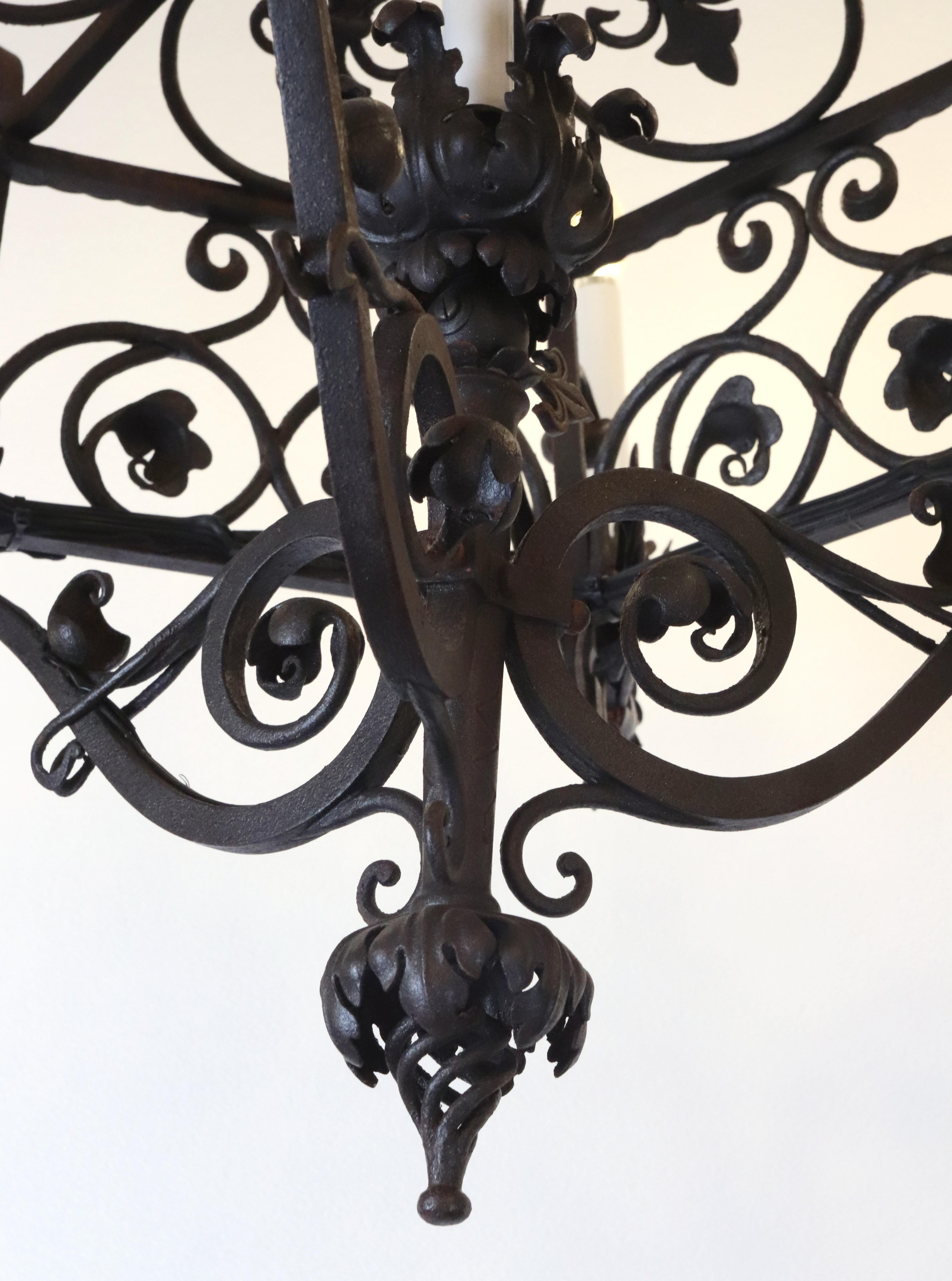 XX secolo Lampadario gotico francese a 6 bracci in ferro battuto in vendita