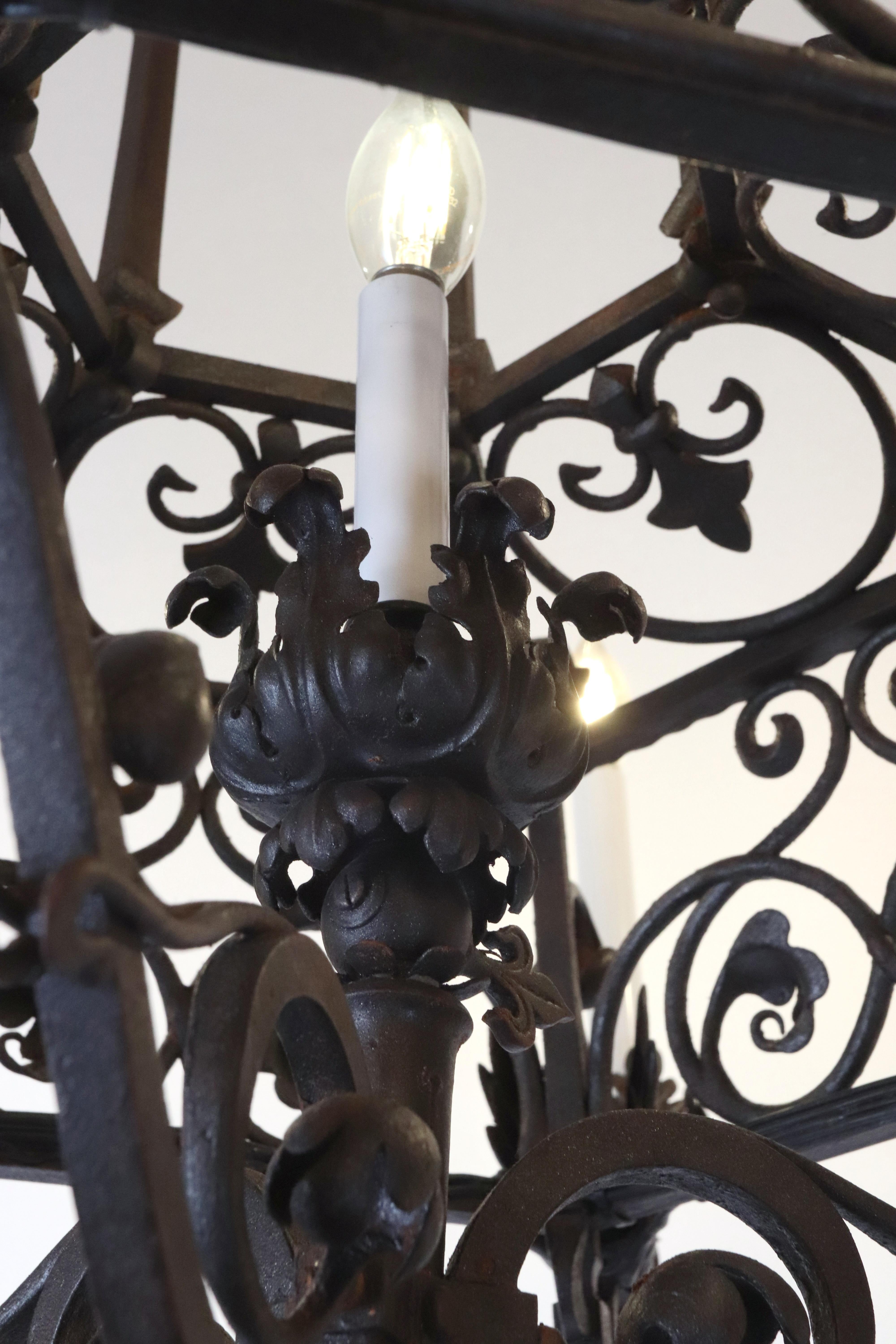 Lampadario gotico francese a 6 bracci in ferro battuto in vendita 3
