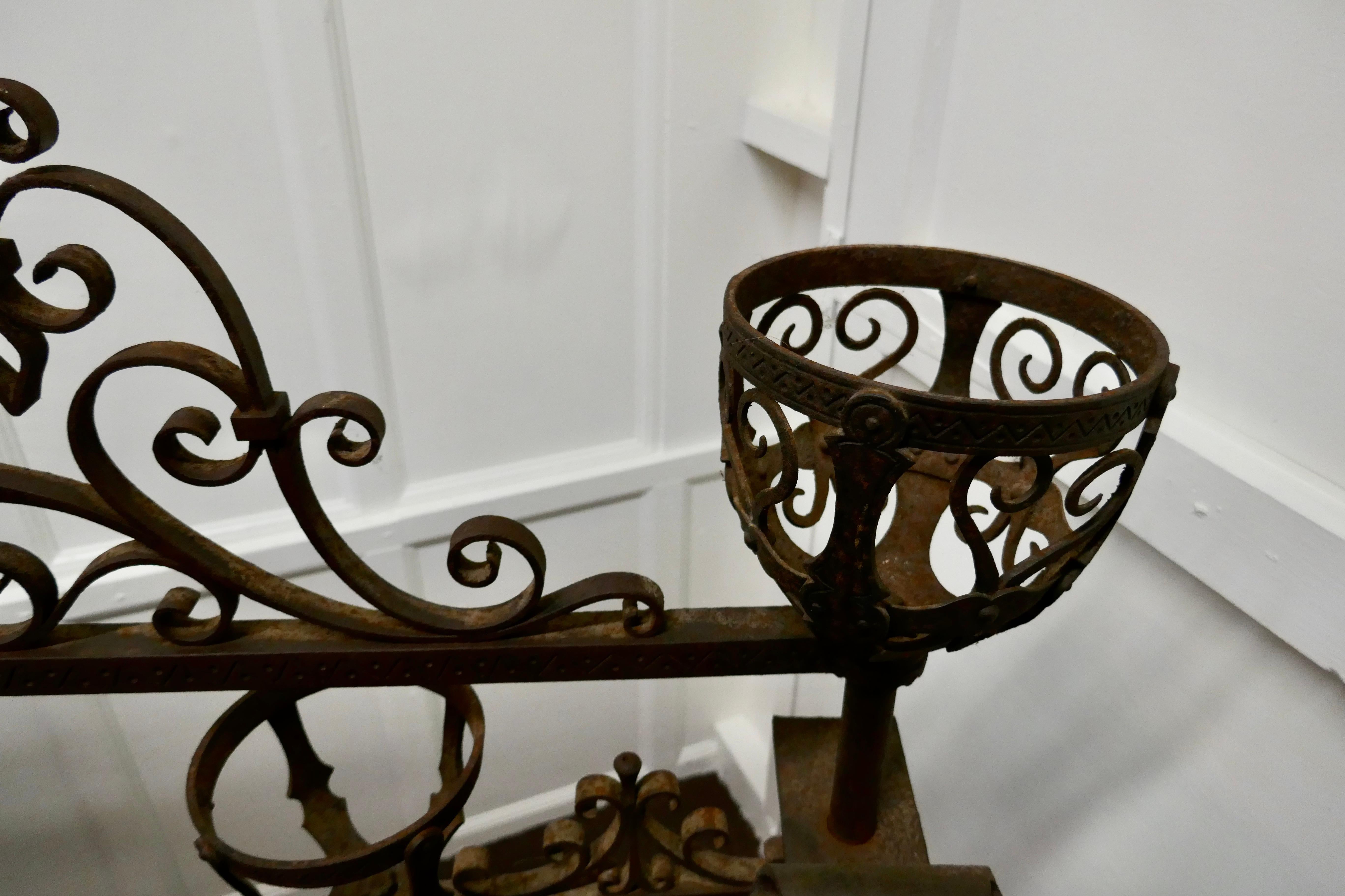Französische Gotik Schmiedeeisen Manor House Feuer Surround im Angebot 5