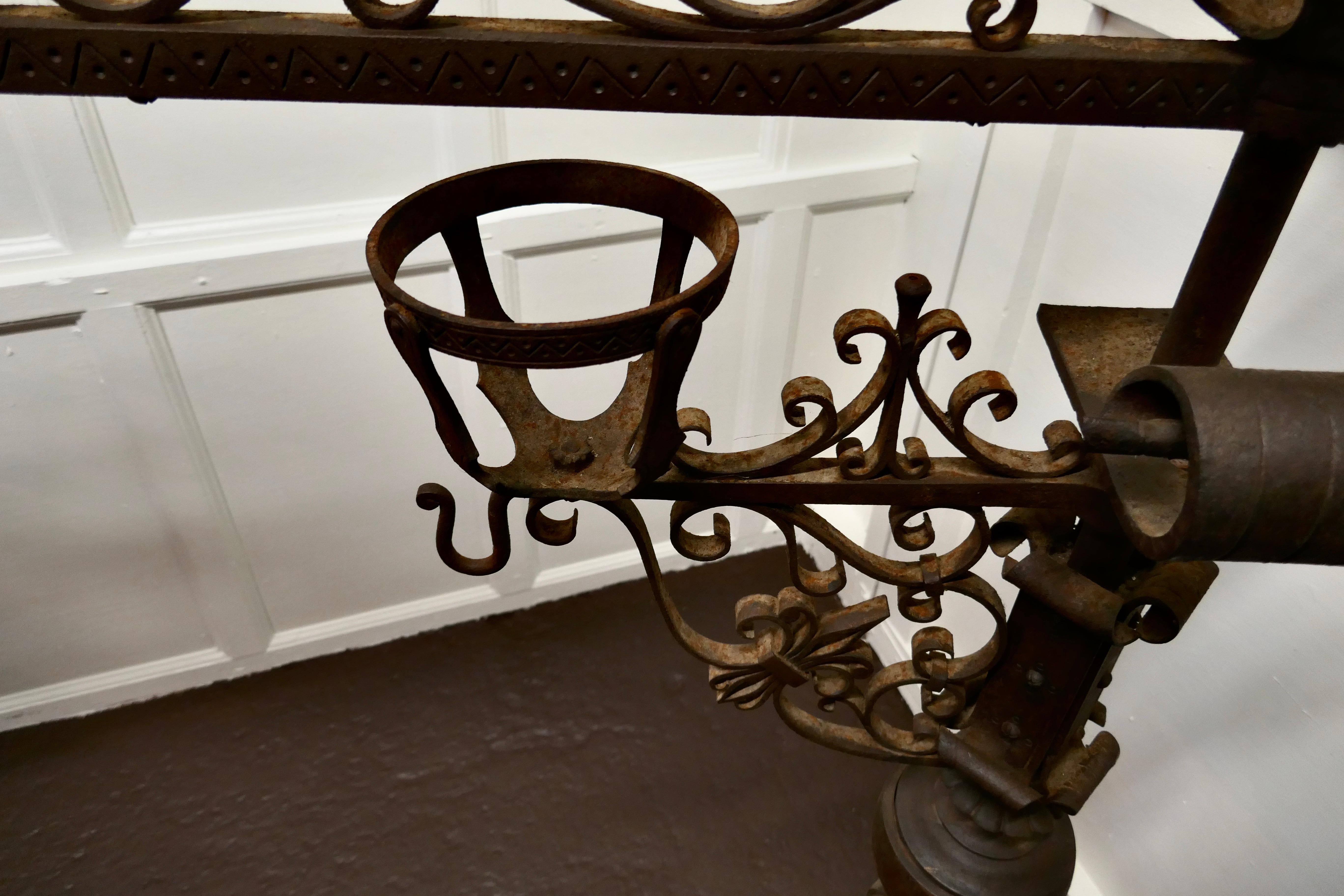 Französische Gotik Schmiedeeisen Manor House Feuer Surround im Angebot 6