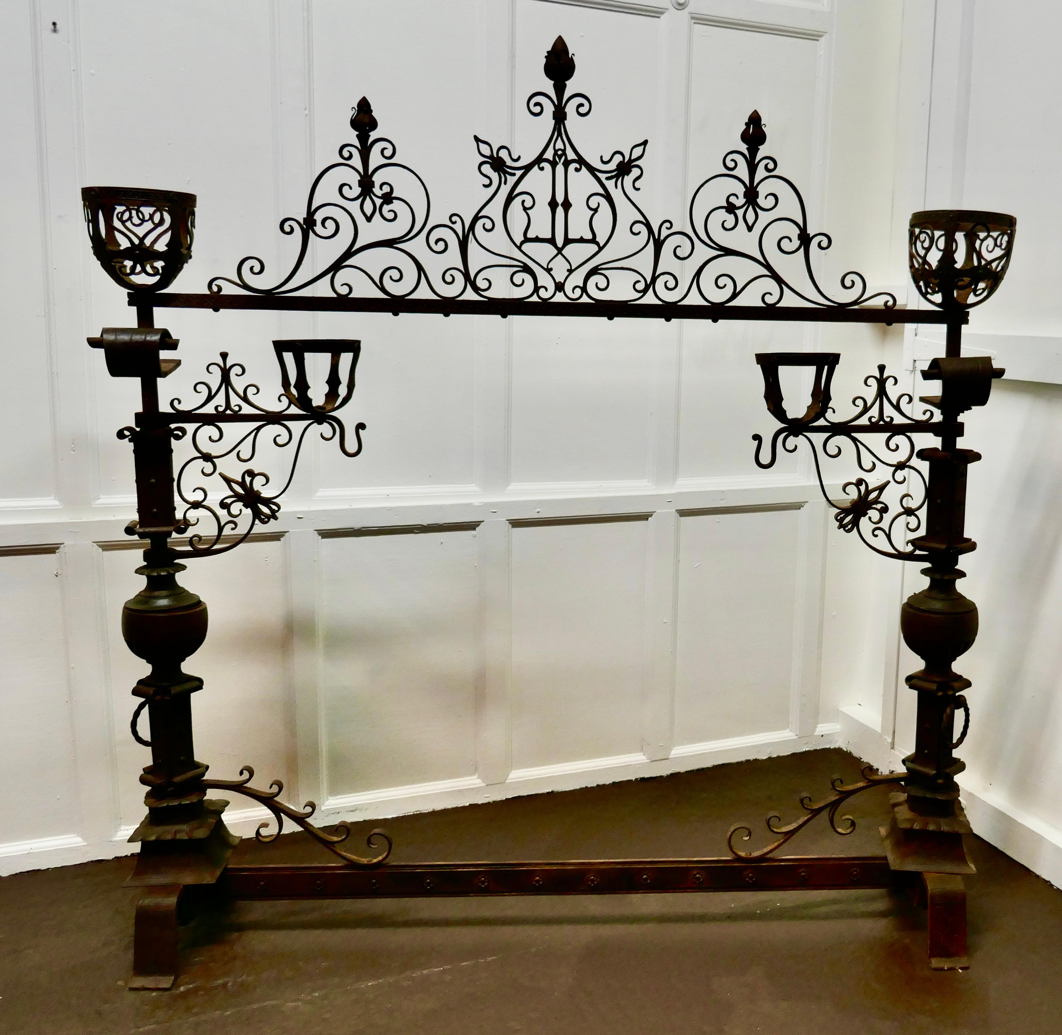 Französische Gotik Schmiedeeisen Manor House Feuer Surround (Gotisch) im Angebot