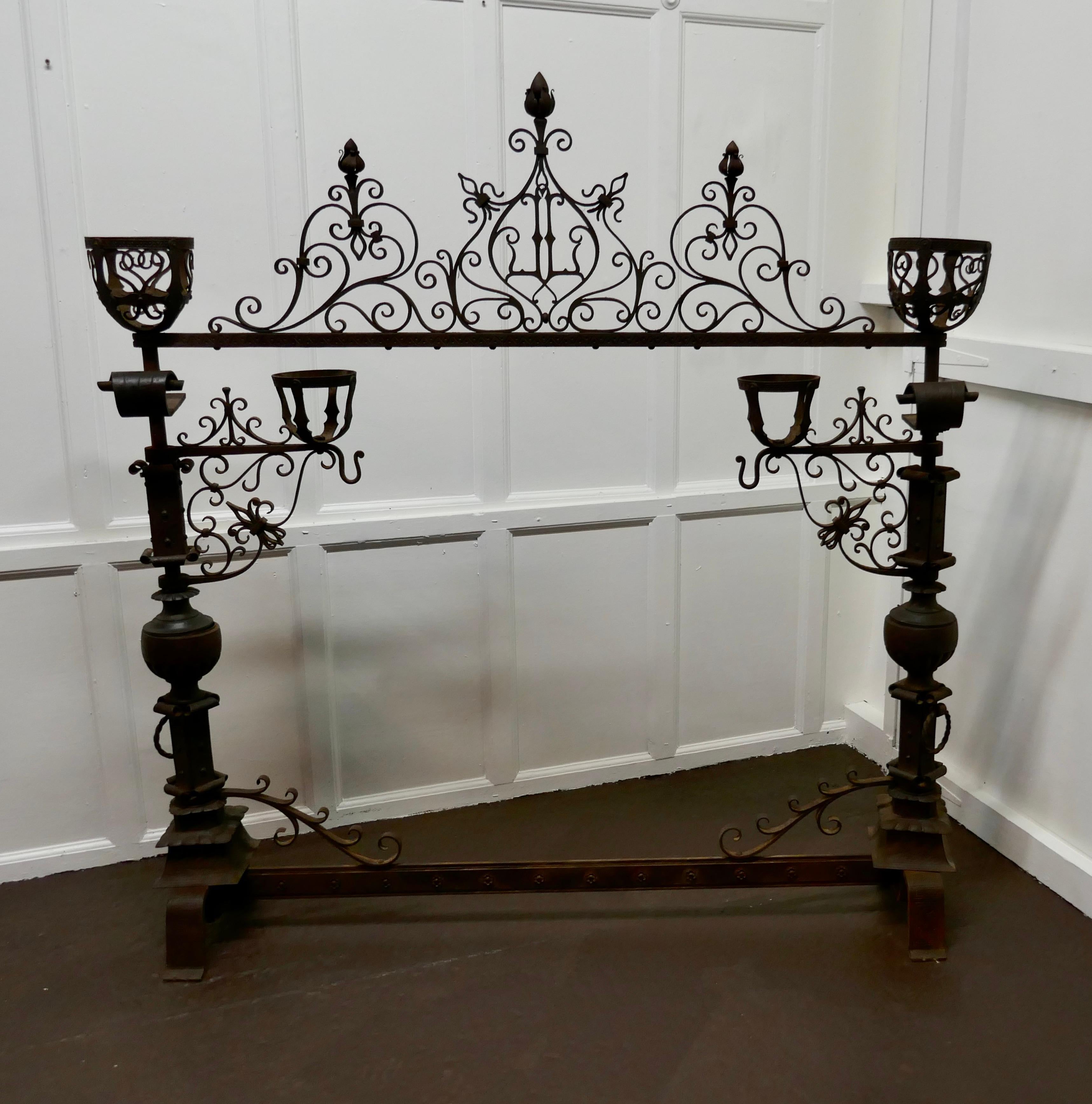 Französische Gotik Schmiedeeisen Manor House Feuer Surround im Zustand „Gut“ im Angebot in Godshill, Isle of Wight