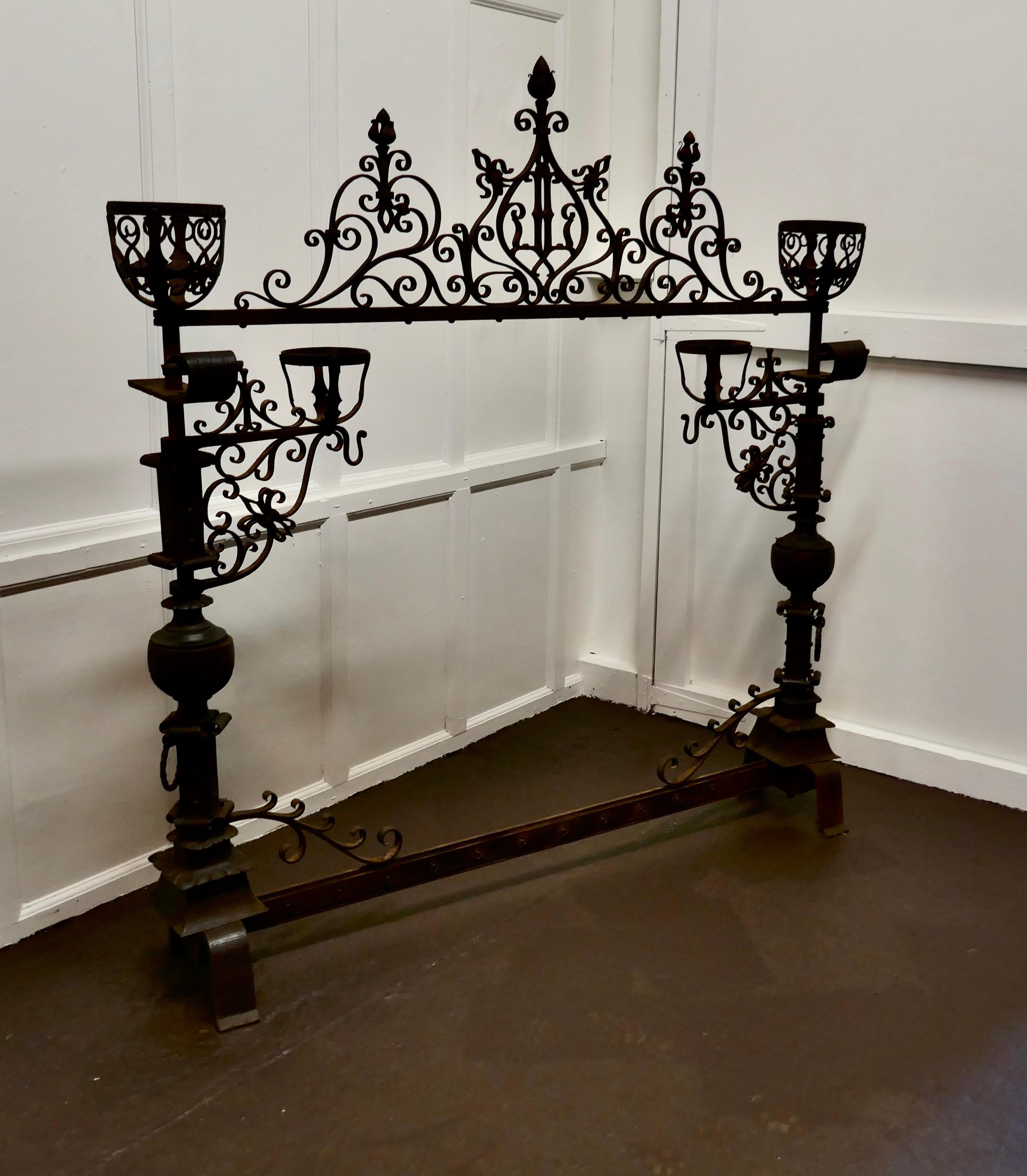 Französische Gotik Schmiedeeisen Manor House Feuer Surround (19. Jahrhundert) im Angebot