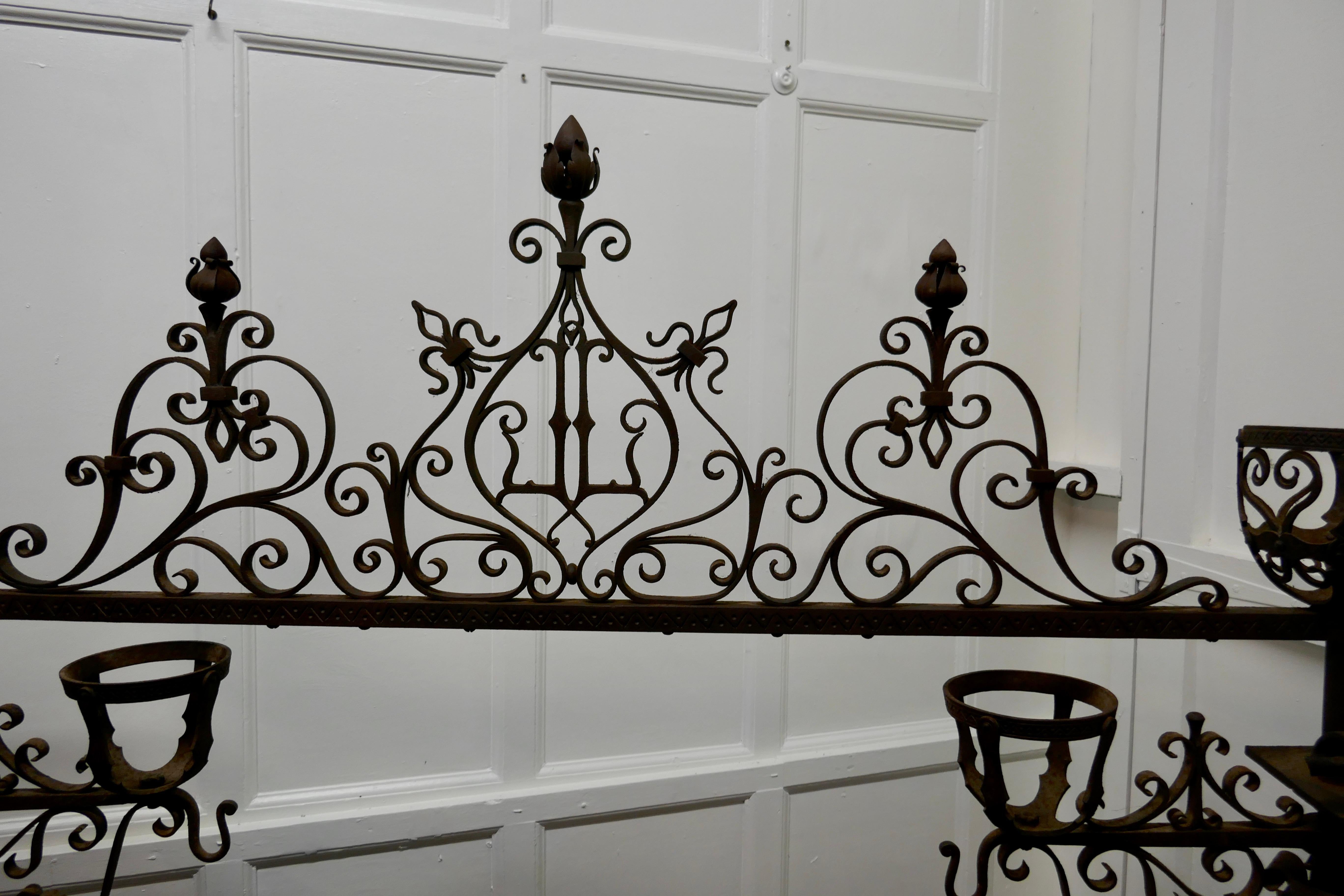 Französische Gotik Schmiedeeisen Manor House Feuer Surround (Eisen) im Angebot