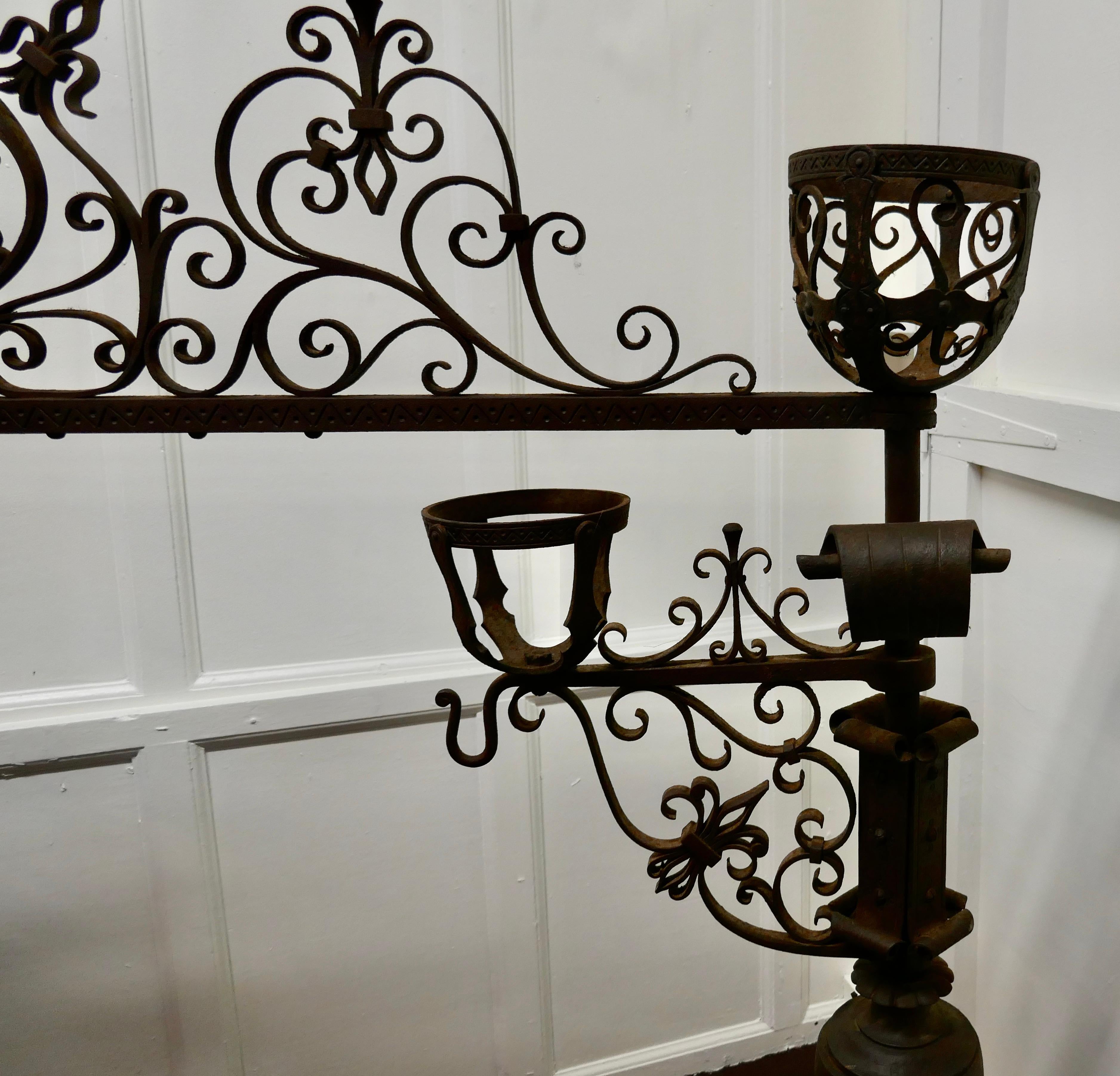 Französische Gotik Schmiedeeisen Manor House Feuer Surround im Angebot 1