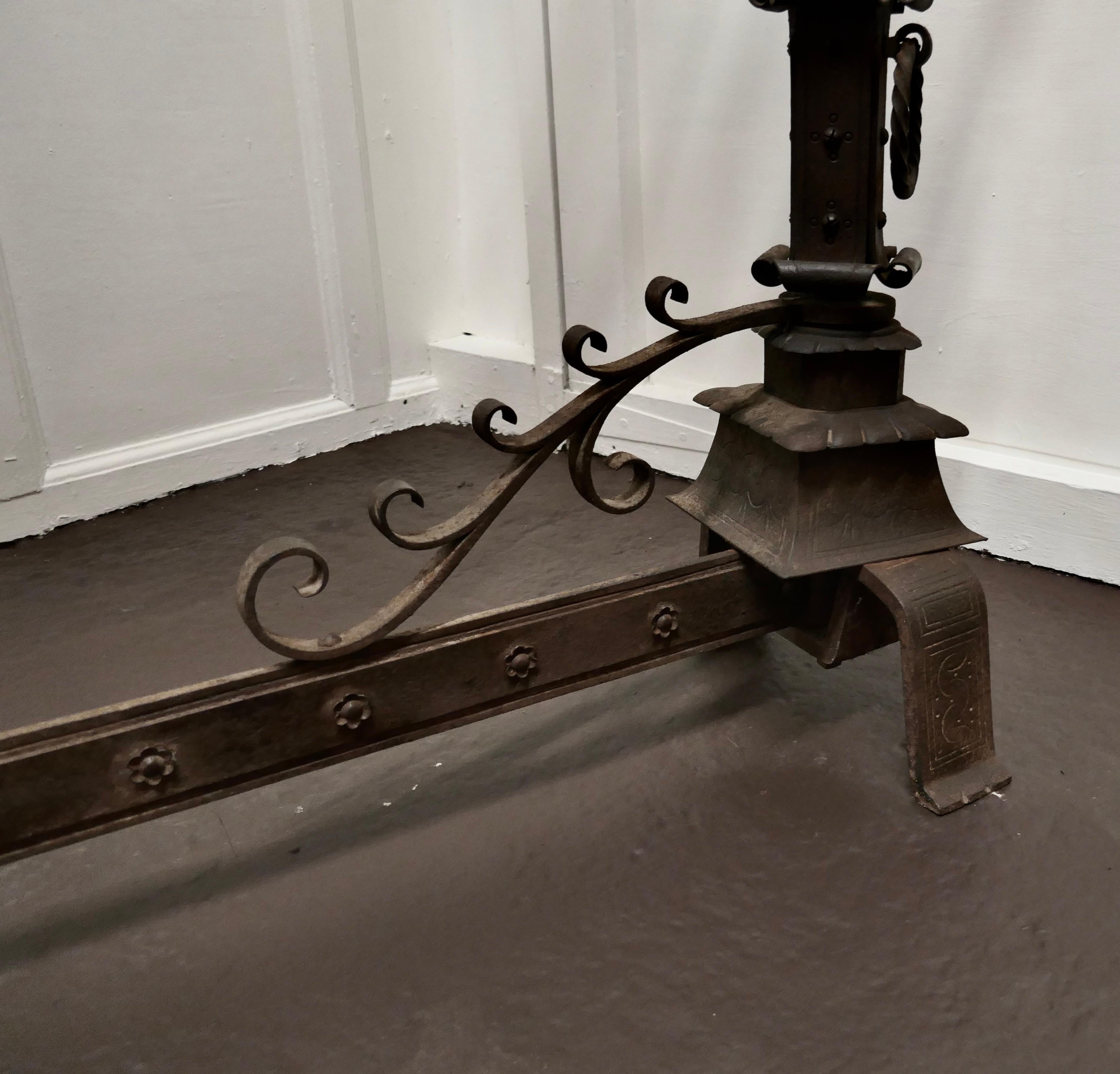 Französische Gotik Schmiedeeisen Manor House Feuer Surround im Angebot 3