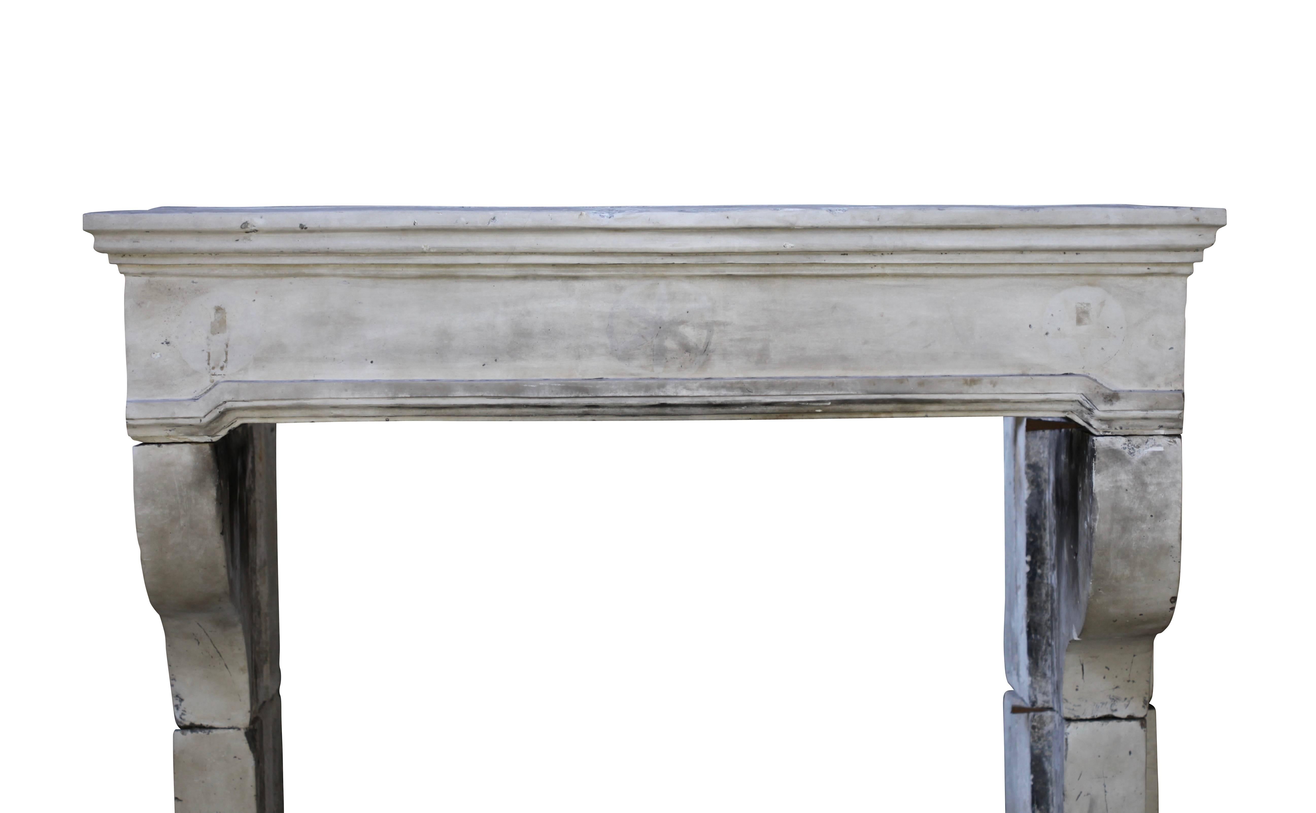 This country fireplace mantel (fireplace) is quite large and high. It is a Louis XIII fireplace in limestone with graffiti remains on the front and remains of the original patina.
The remains of the old original paint can be more