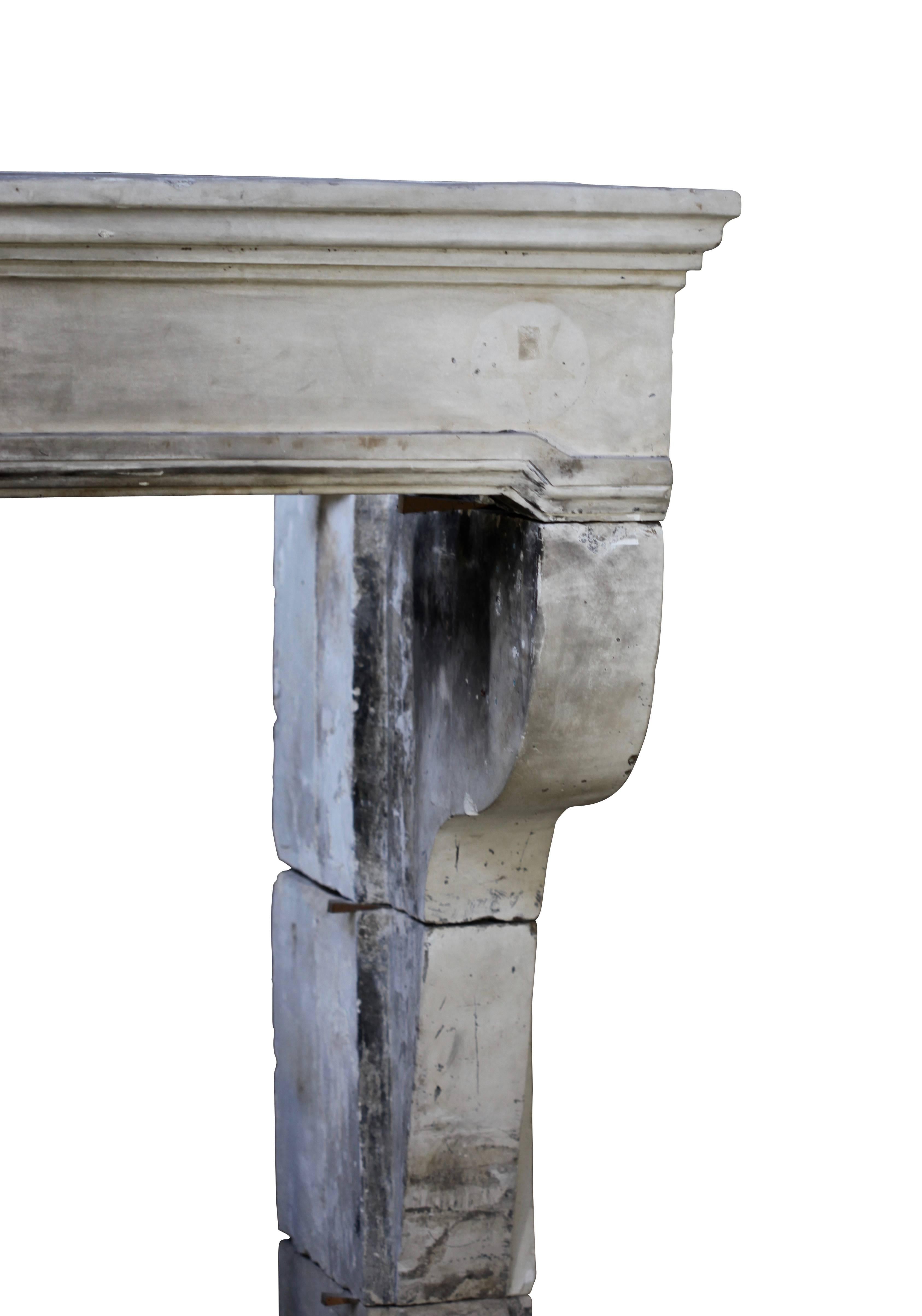 Français Encadrement de cheminée ancien en pierre calcaire de style Grand Country français en vente